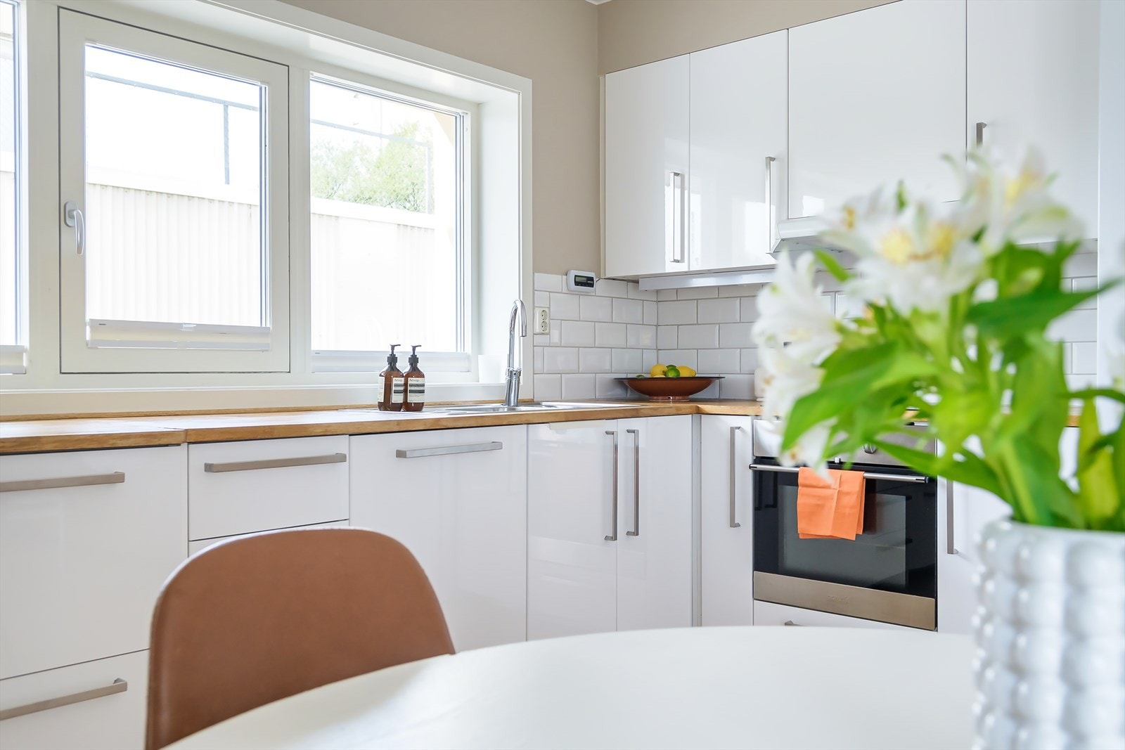 Kjøkkenet er utstyrt med integrert koketopp, stekeovn, oppvaskmaskin og frittstående kjøle/fryseskap. Galleribilde