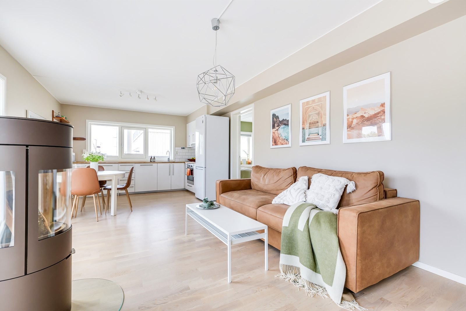 Stuen har en romslig planløsning med god plass til sofa, tv-møbler, spisebord og annet ønsket møblement. Galleribilde