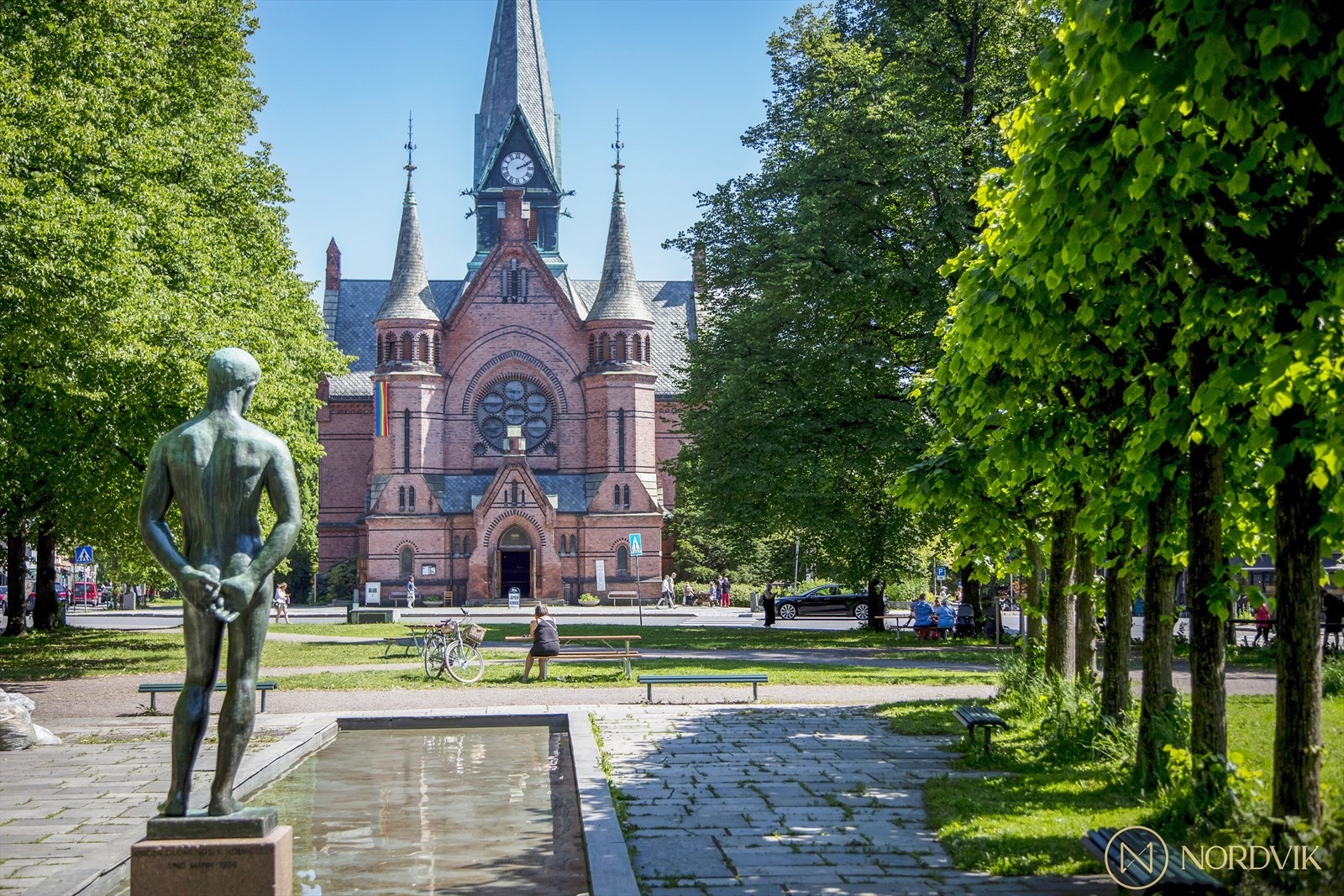 Bare en liten spasertur unna ligger Sagene med Gråbeinsletta, kafeér og koselige spisesteder. Galleribilde