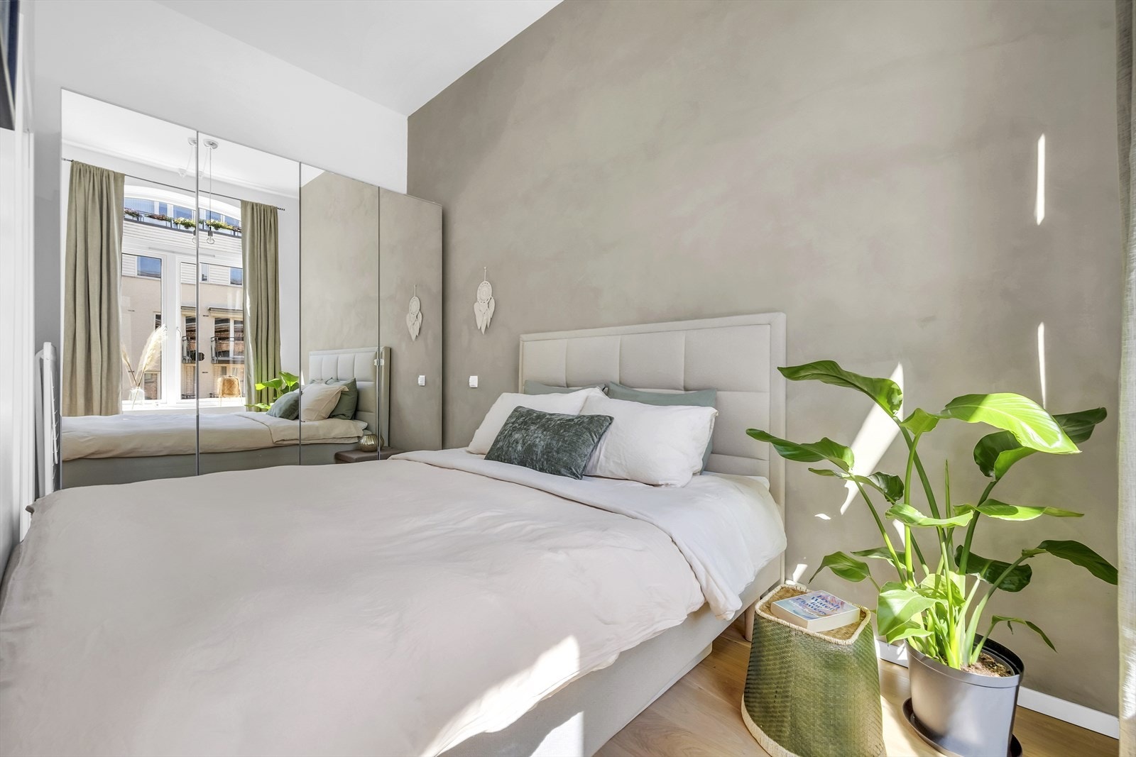 Leiligheten byr på et romslig soverom med god plass til dobbelt seng. Galleribilde