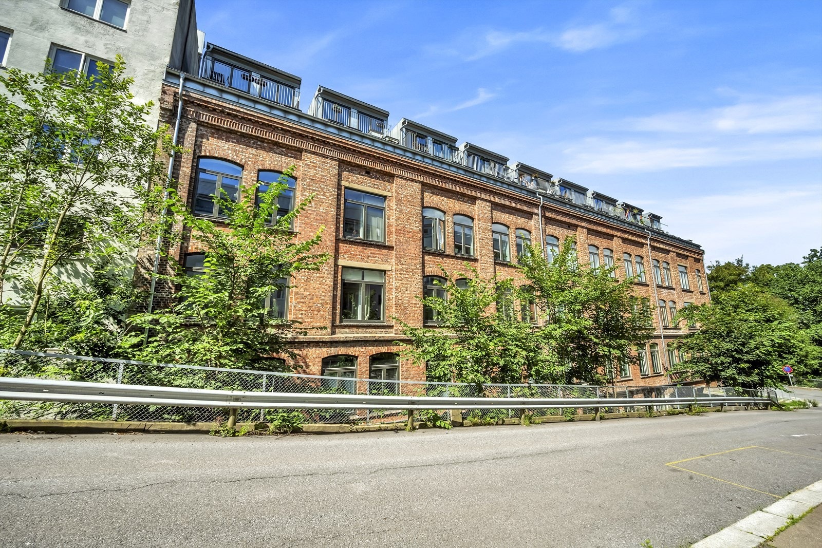 Leiligheten ligger i en rolig og svært lite trafikkert gate. Galleribilde