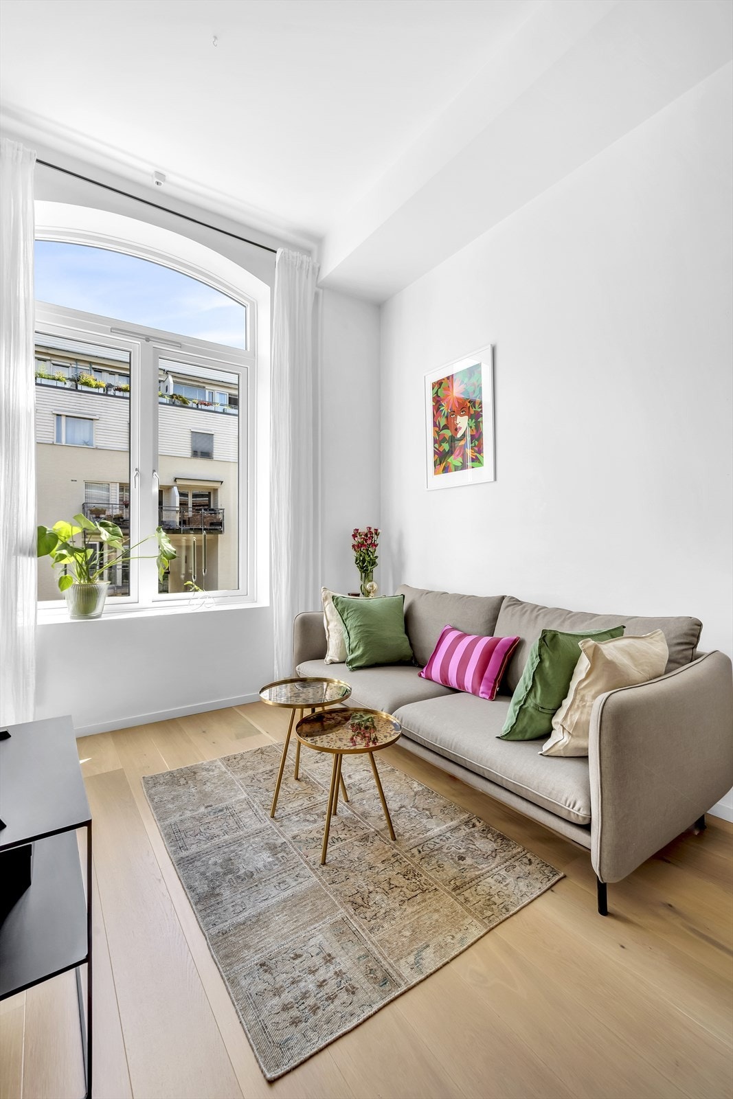 Det er gode møbleringsmuligheter med plass til både spisebord og sofagruppe samt TV-møblement. Galleribilde