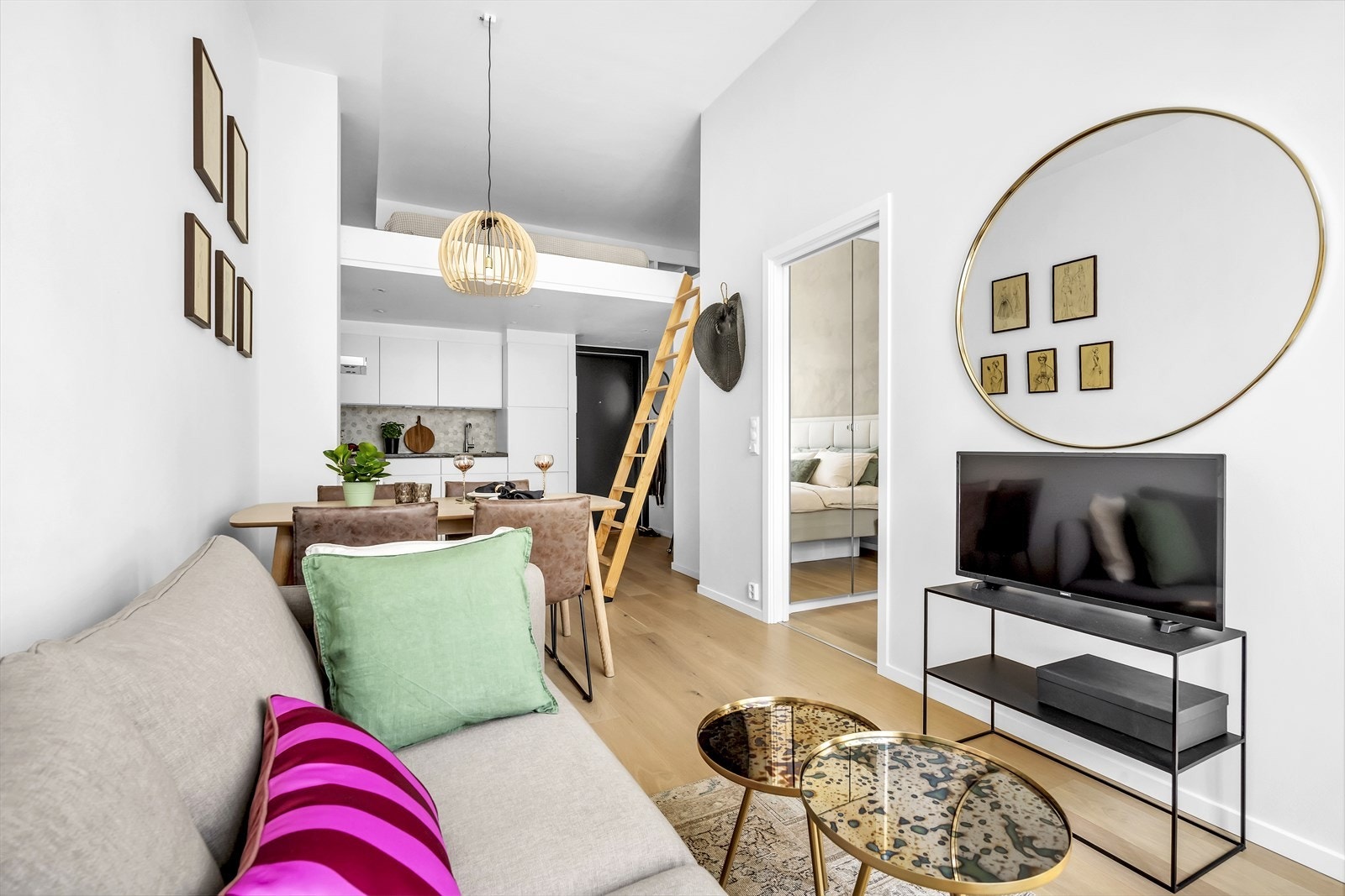 Her kan du invitere venner på hyggelige sammenkomster. Stuen har lysmalte overflater og 1-stavsparkett gulv. Veggen ved tv-en er nymalt nå i juli 2024. Galleribilde