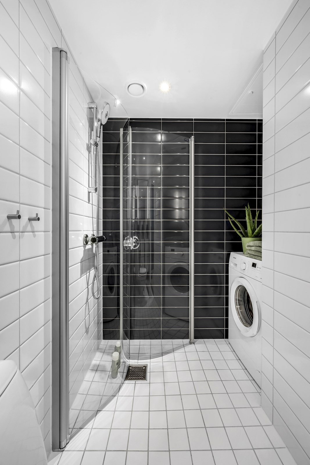 Badet er av god størrelse og har en praktisk nisje til vaskemaskin. Galleribilde