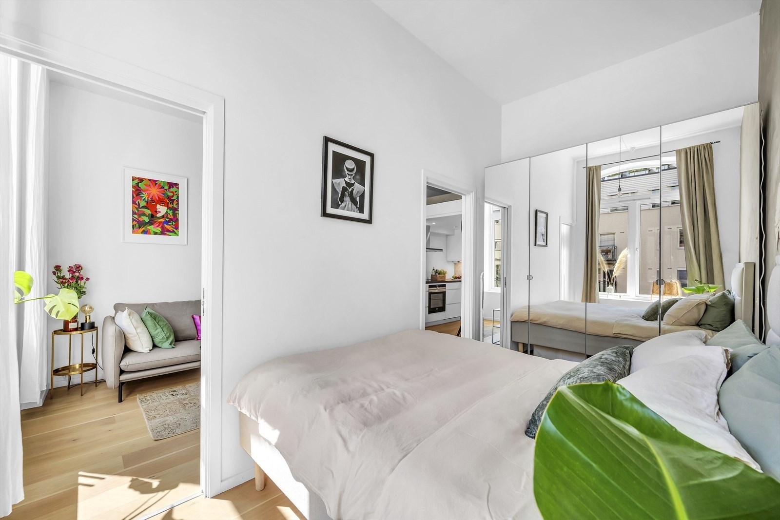 Soverommet har god oppbevaringsplass i garderobeskap. Takhøyden gjør at man kanskje kan finne en løsning for å utnytte plassen over skapet også? Galleribilde