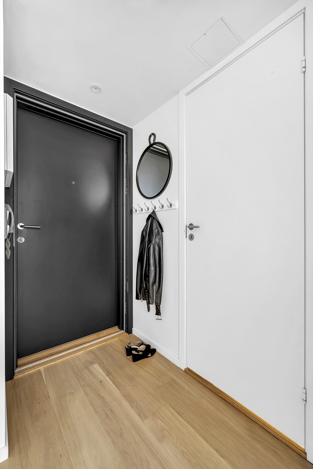 Her blir du møtt av et hyggelig inngangsparti med praktisk knaggrekke til å henge opp yttertøy, og annen oppbevaring i kommode. Porttelefonen er styrt av appen Defigo direkte på tlf. Galleribilde