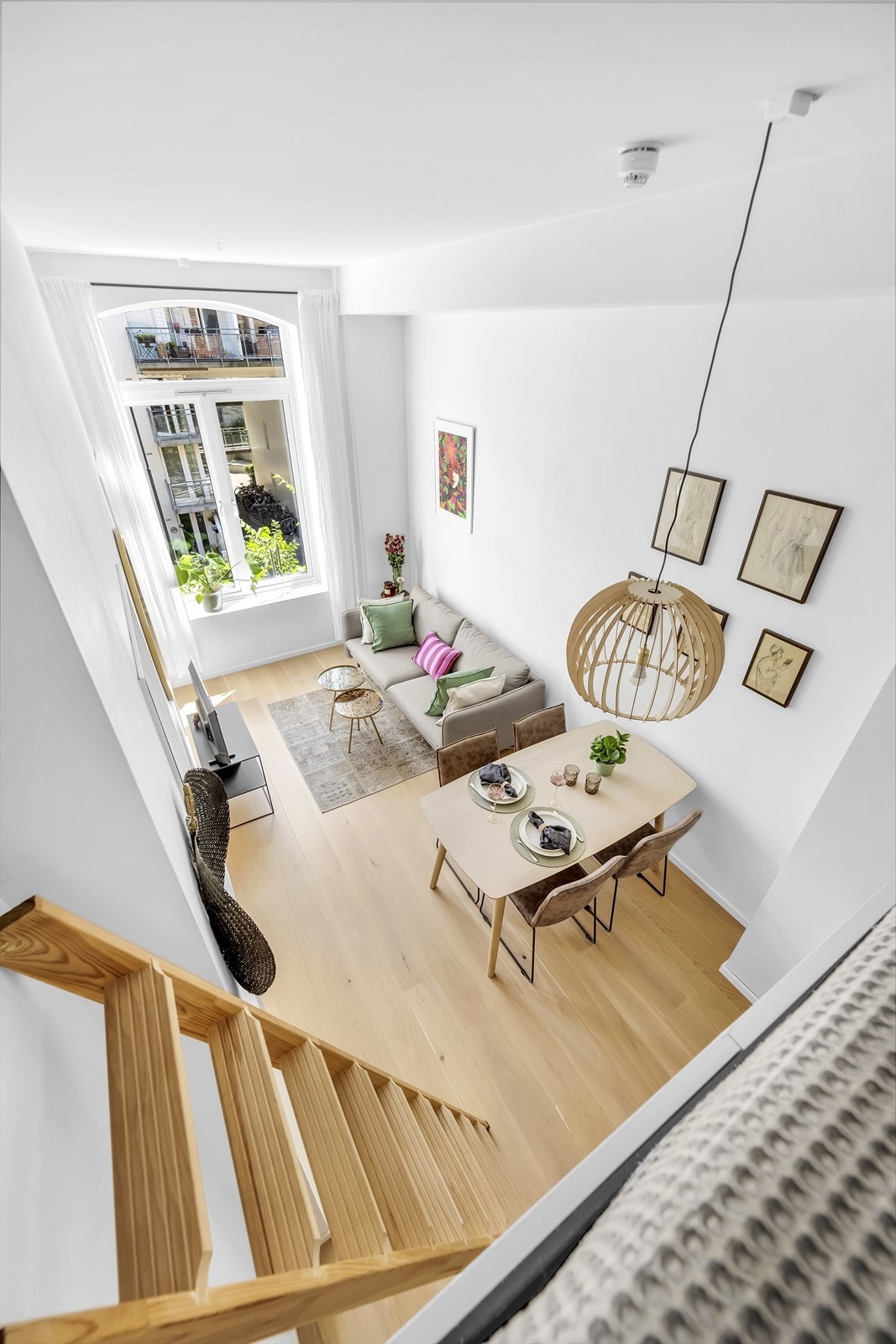 Leiligheten har lave mnd felleskostnader på 3.619,- og inkl.garasje, grunnpakke tv/internett, vedlikeholdsfond, forretningsførsel, drift og vedlikehold, kommunale avgifter, felles bygningsforsikring, styrehonorar m.m. Galleribilde