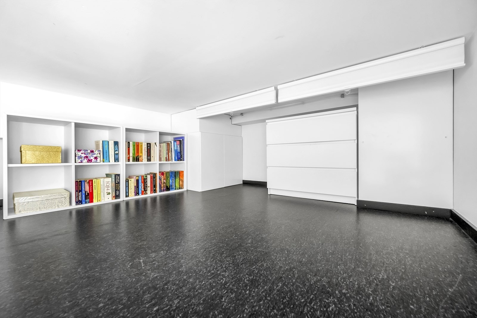 Ca. 120 liters varmtvannsbereder plassert i skap her oppe på hemsen. Galleribilde