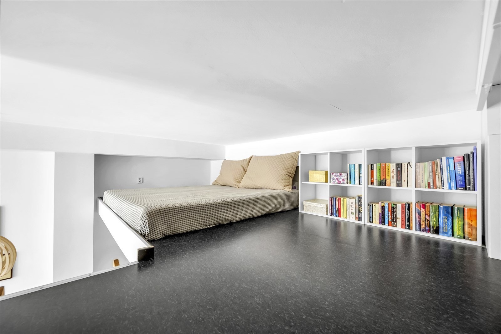 Praktisk hems med 10 kvm i gulvareal. Godt utnyttet med madrass og bokhyller. Galleribilde