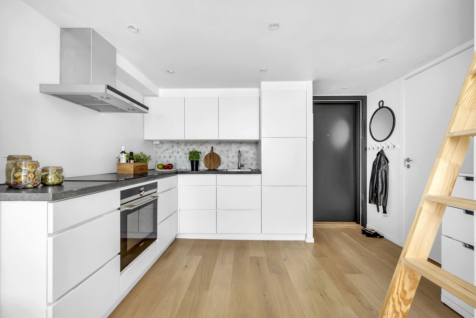 Leiligheten har et delikat og praktisk kjøkken innredet med glatte fronter og en pen benkeplate av stein med nedfelt vaskekum. Galleribilde