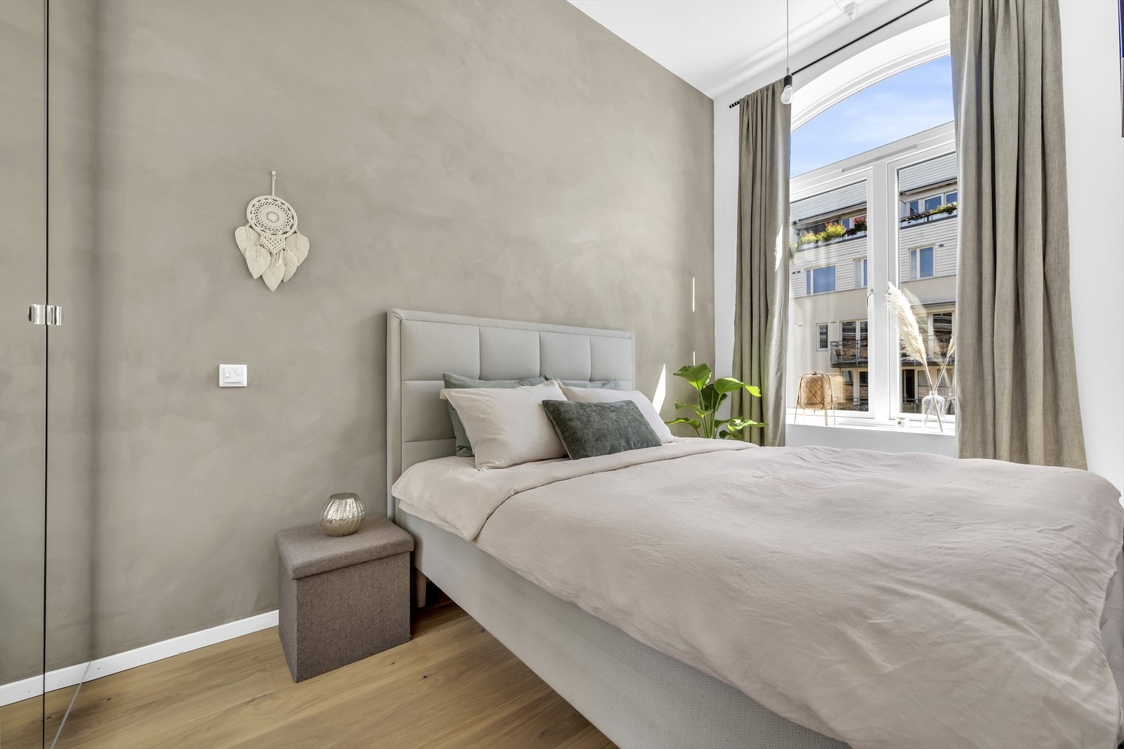 En kontrastvegg malt i tidsriktige farger som byr på en behagelig nattesøvn. Galleribilde