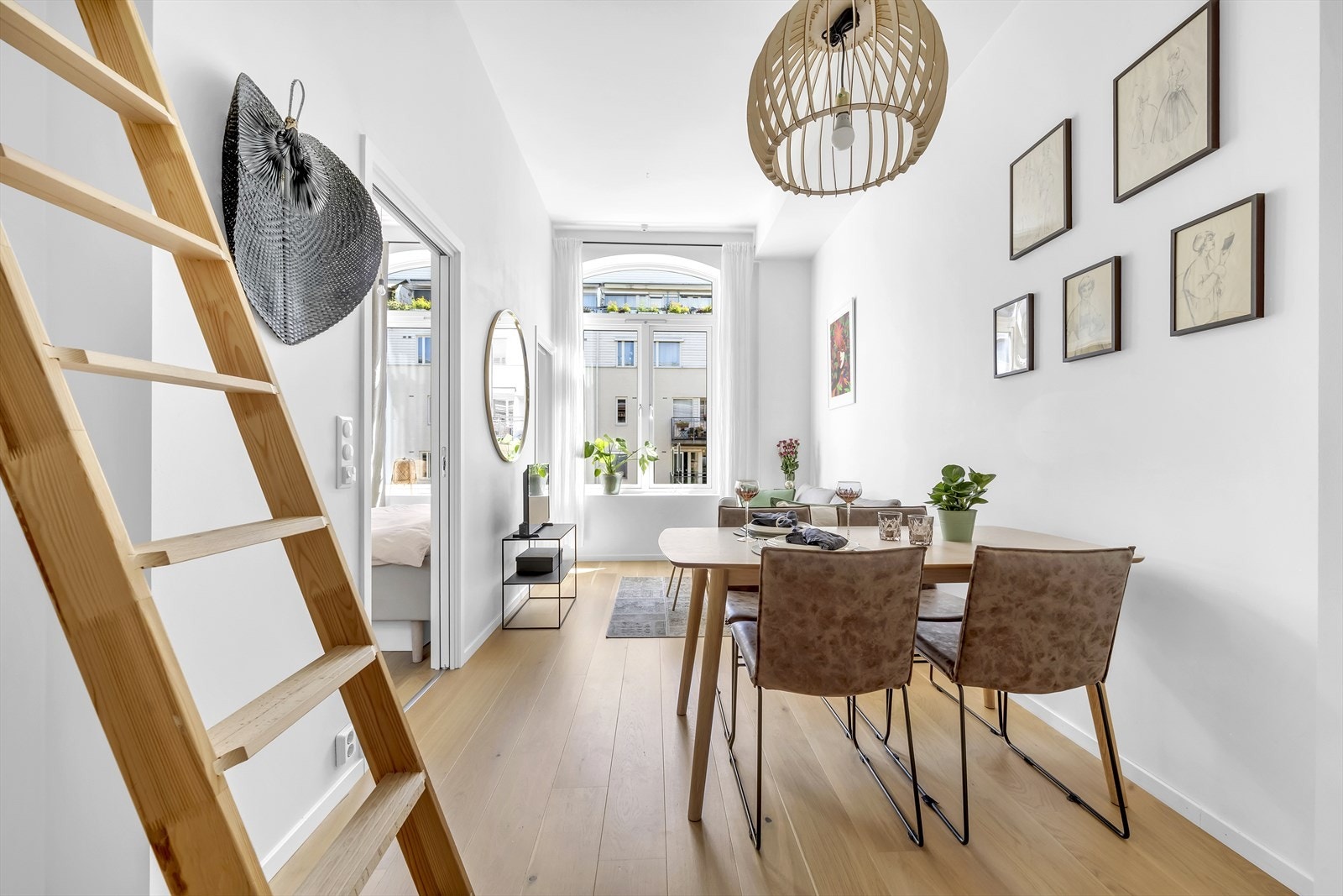 Velkommen inn til ditt nye hjem! Her blir man møtt av en unik takhøyde, praktisk planløsning og gjennomførte detaljer. Galleribilde