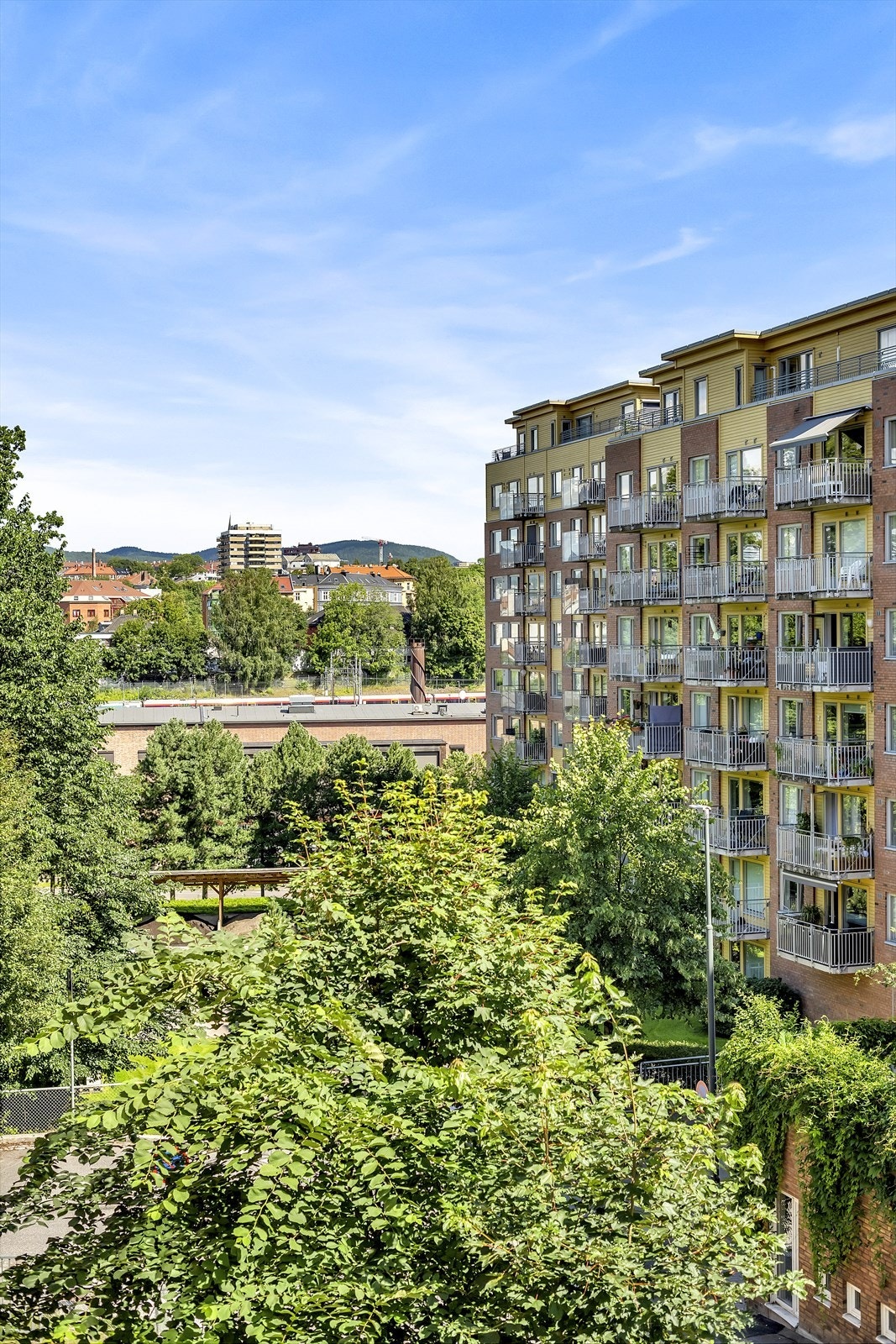 Boligen ligger sentralt og tilbaketrukket i "Nye Gamlebyen" med nærhet til det meste av bymessige fasiliteter, i et rolig og koselig område. Området er i stadig utvikling med fremvekst av flere kafeer, restauranter m.m. Galleribilde