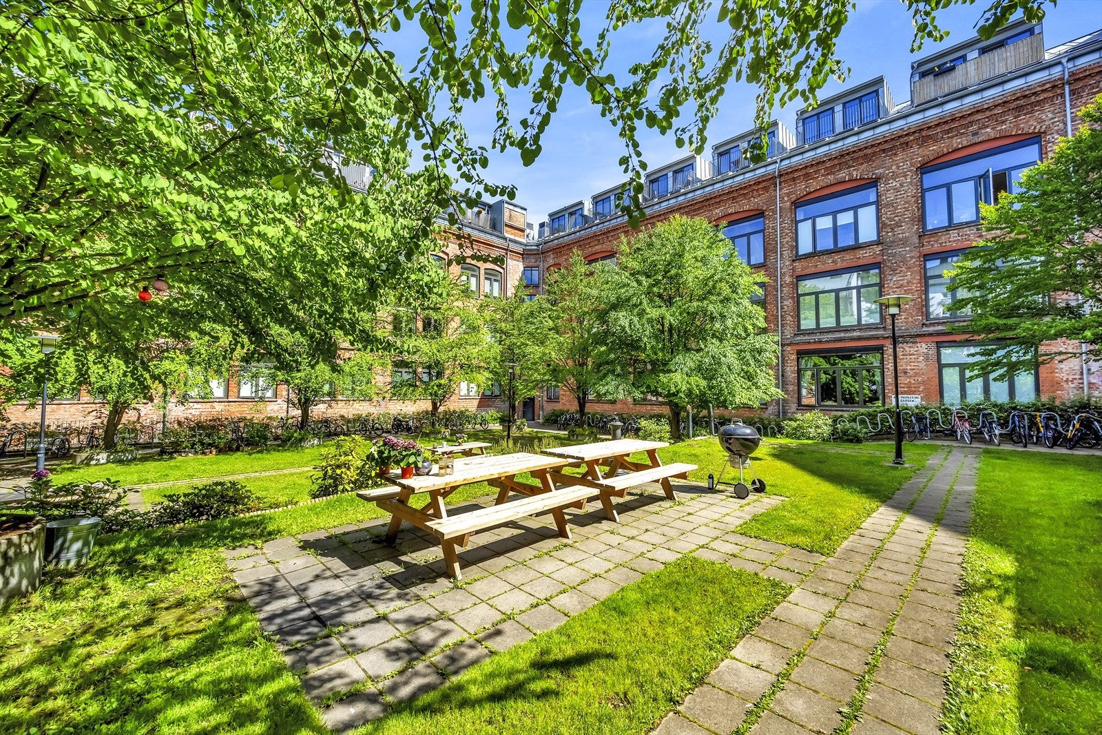 Borettslaget har et trivelig gårdsrom med sitteplasser og beplantning. Galleribilde