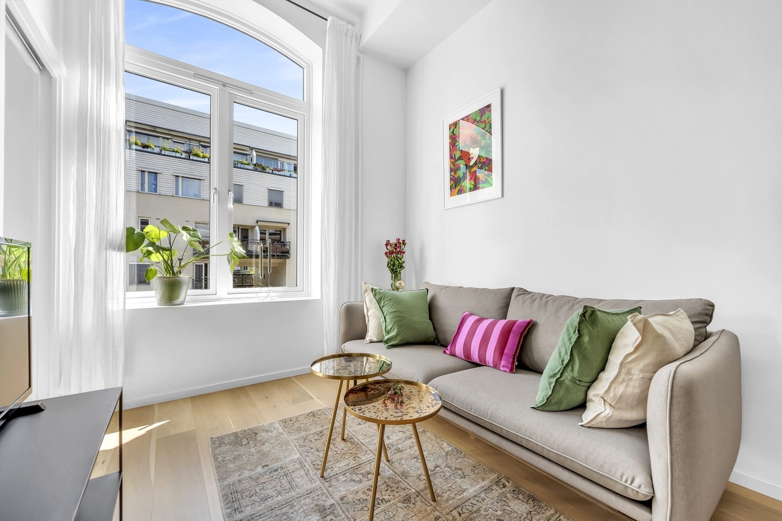 Fabrikkbygningen ble i 06/07 ombygd til leiligheter og dette gjenspeiles i generøs takhøyde på 3,29 m, store vinduer og praktisk hems over kjøkkenet. Galleribilde