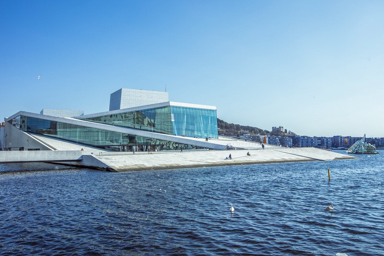 Leiligheten ligger sentralt med gangavstand til det meste av bymessige fasiliteter. Galleribilde