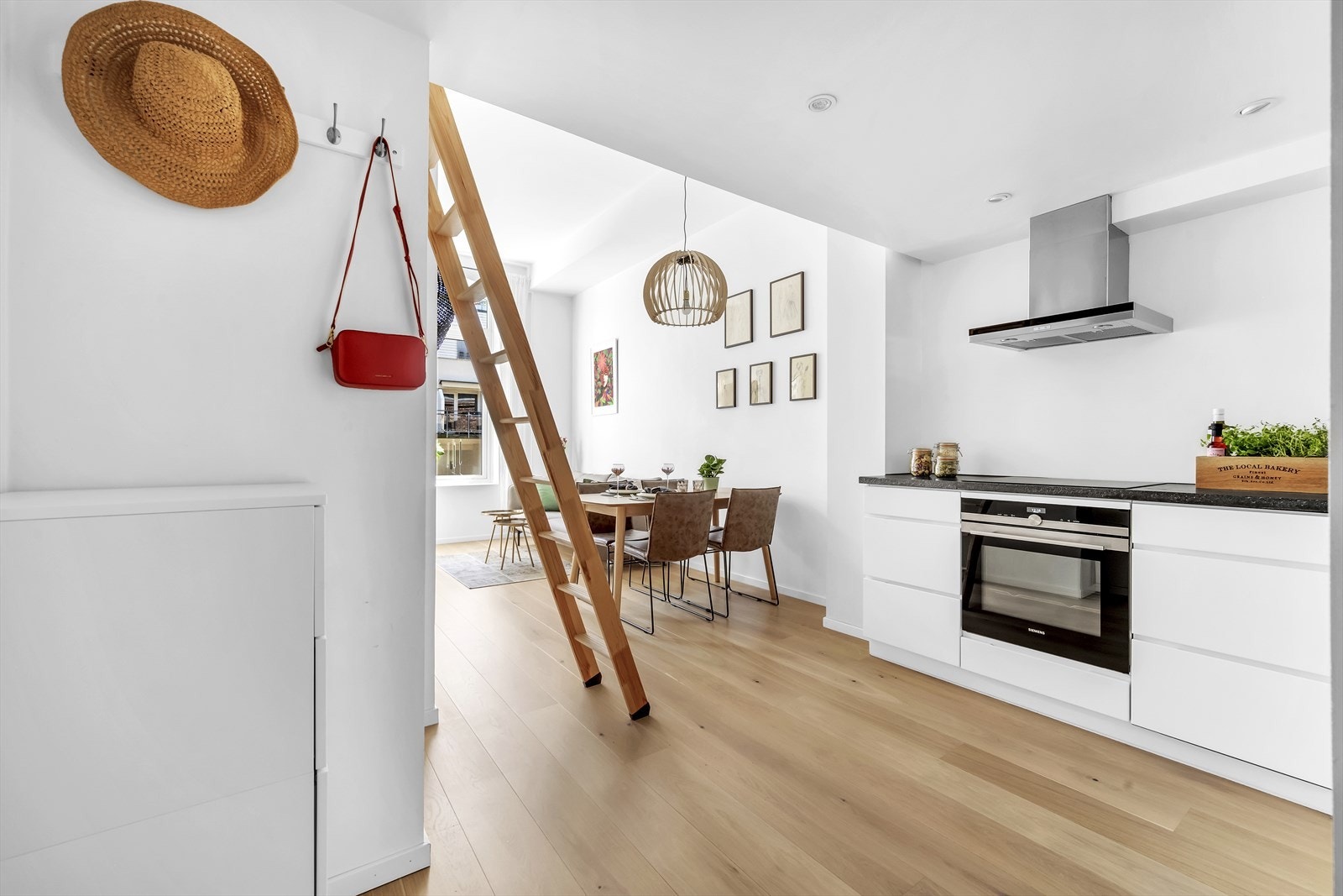 Det er mekanisk avtrekk med punktavsug fra bad og kjøkken. Tilluft via luftespalter i vinduer. Galleribilde