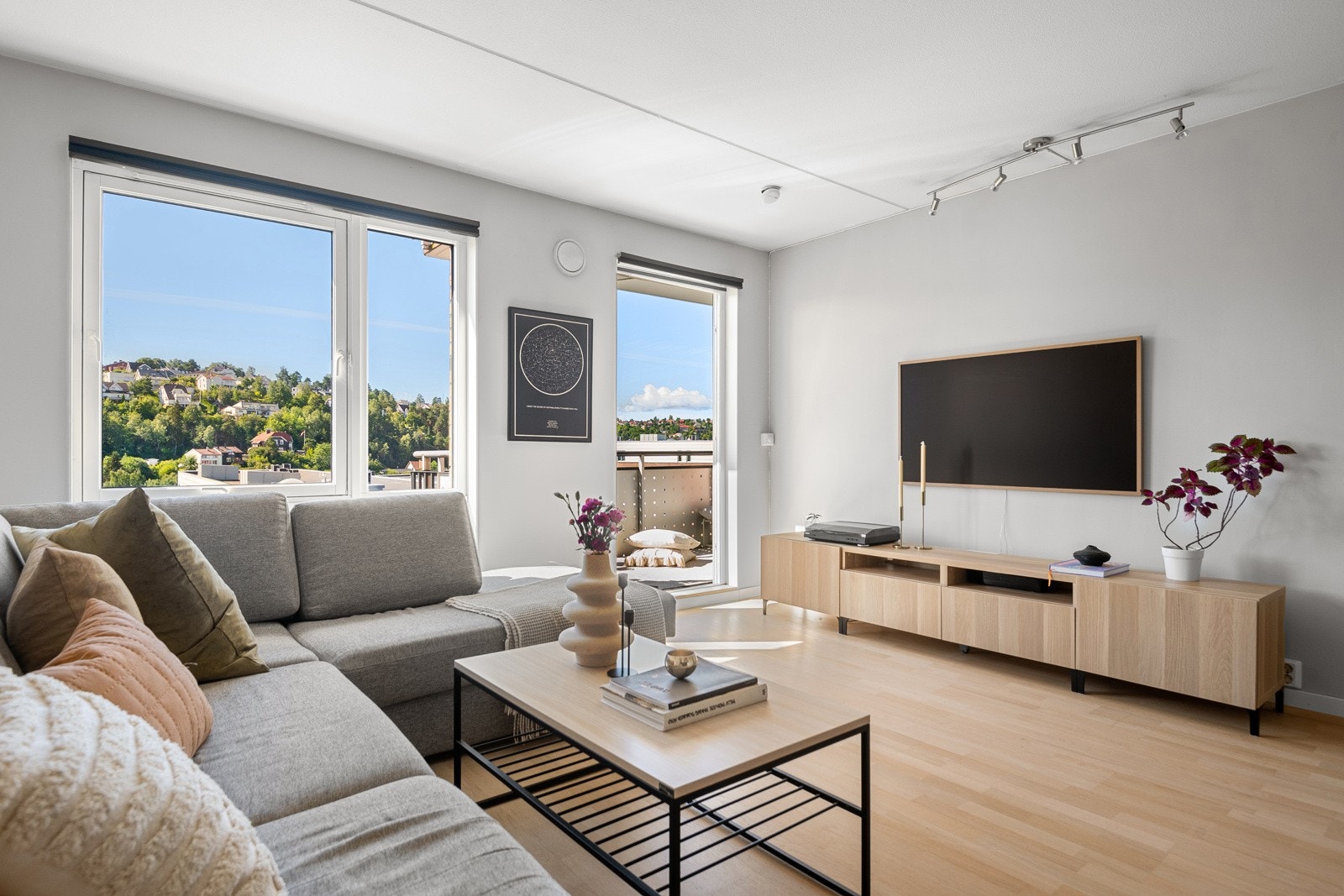 Fra stuen er det utgang til den solrike balkongen. Om sommeren fungerer også uteplassen som en forlengelse av stuen med sol store deler av dagen. Galleribilde