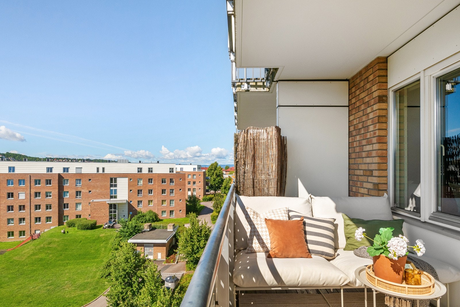 Her kan du sette ut flotte utemøbler til sommeren da størrelsen tillater plass til flere gjester. Balkongen har treplatting, stikkontakt, og det er mulighet for grill. Galleribilde