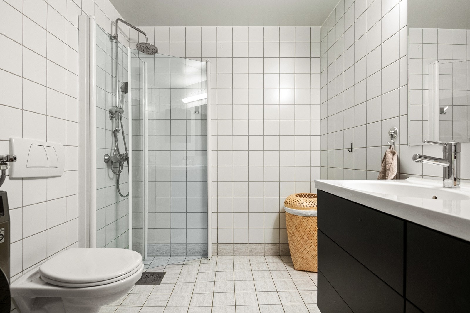 Baderommet er av god størrelse og er lett tilgjengelig med inngang fra entréen. Det er god plass til å sette inn et badekar. Galleribilde