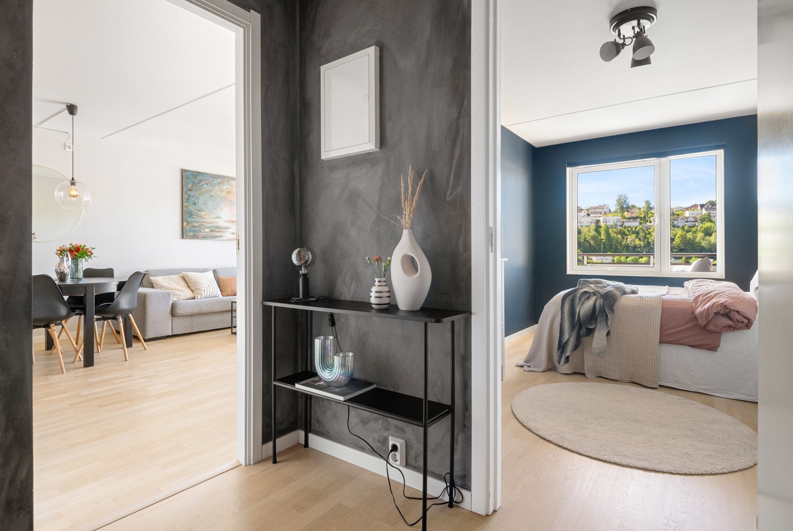 Ditt første møte med leiligheten er entréen, som fungerer som et praktisk knutepunkt. Med andre ord unyttes hverkvadratmeter optimalt. Galleribilde
