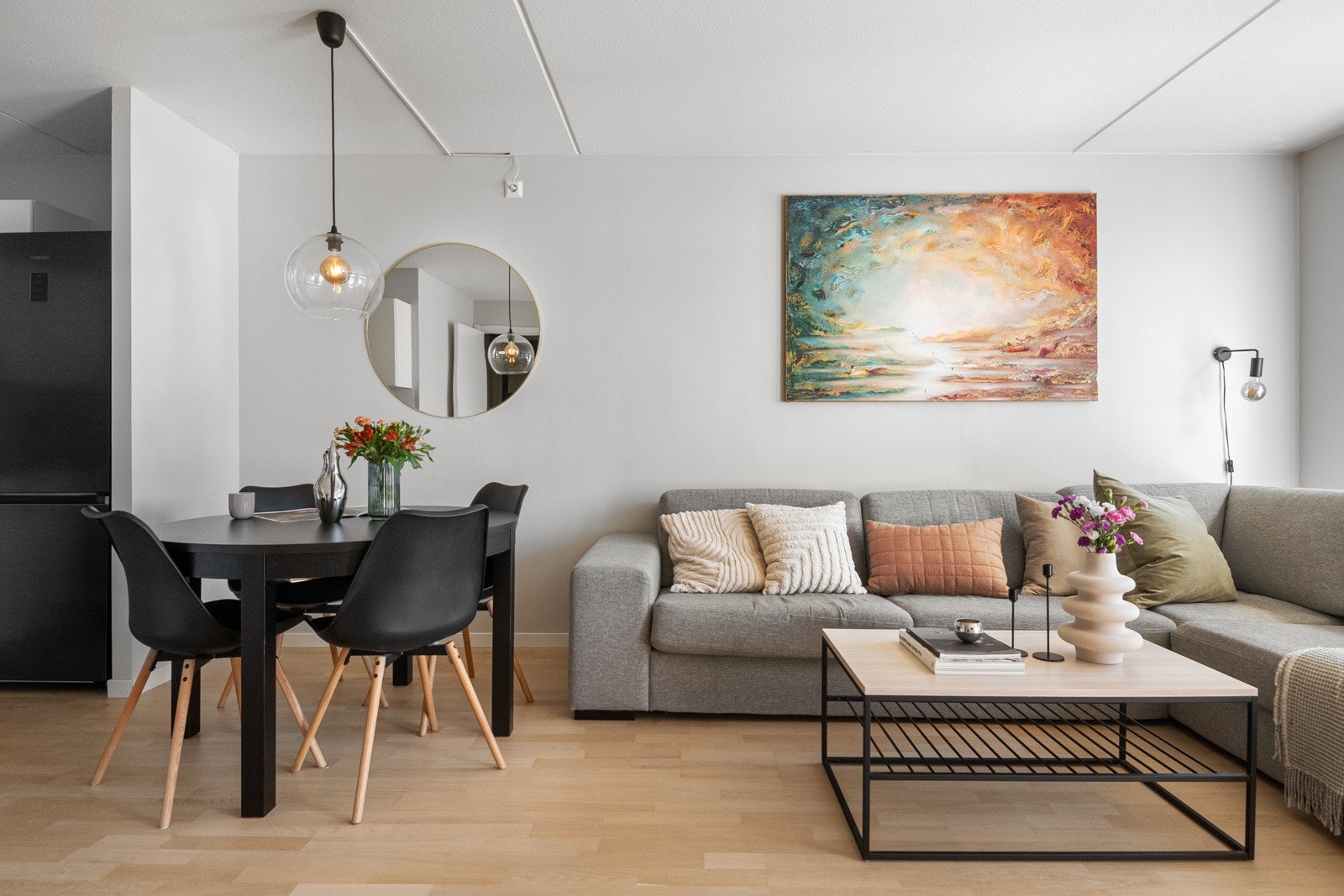 Det er god plass til en stor sofagruppe med bord og spisestue. Galleribilde