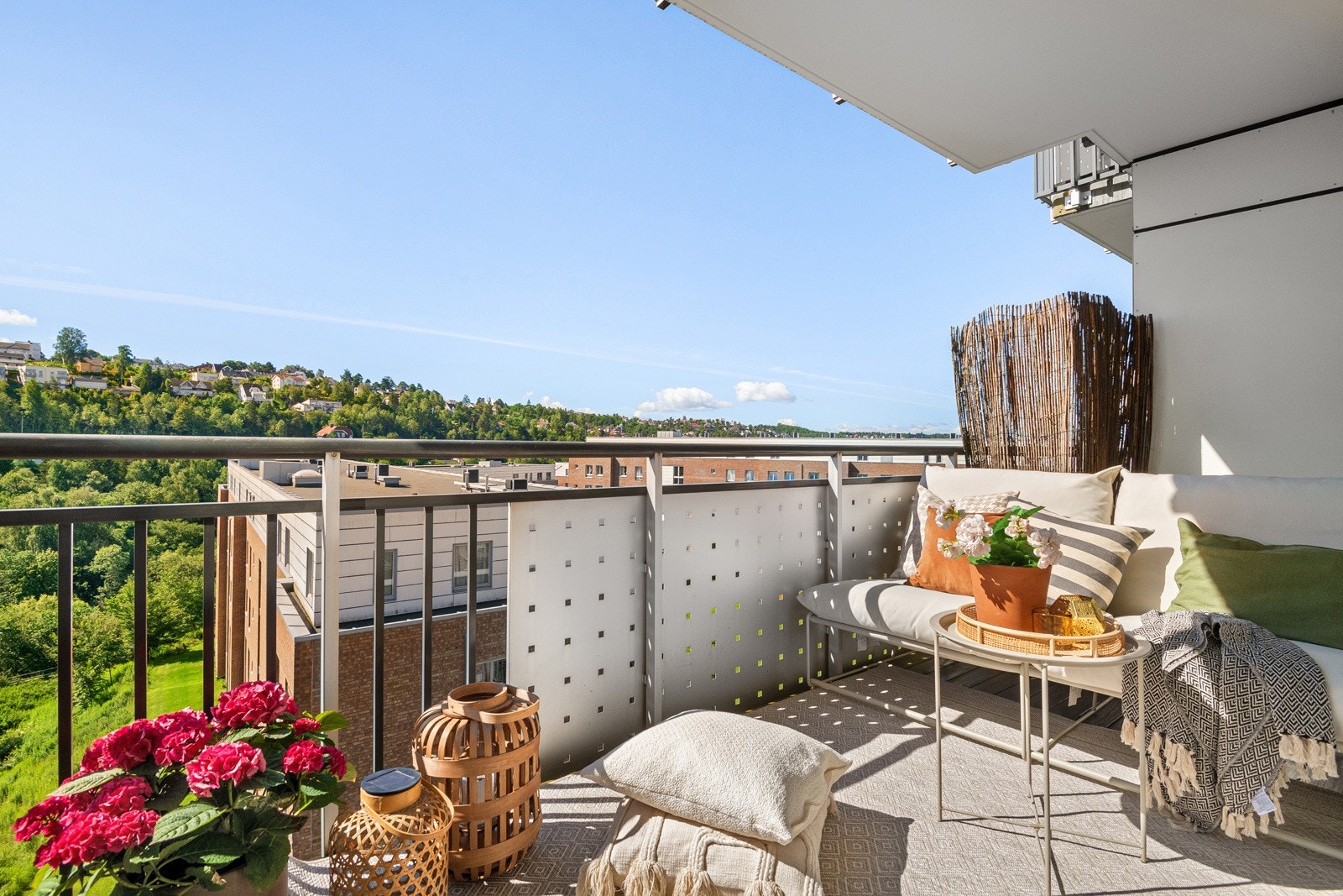 Balkongen har flotte solforhold og er et hyggelig oppholdssted både på sommer og vinterstid. Galleribilde