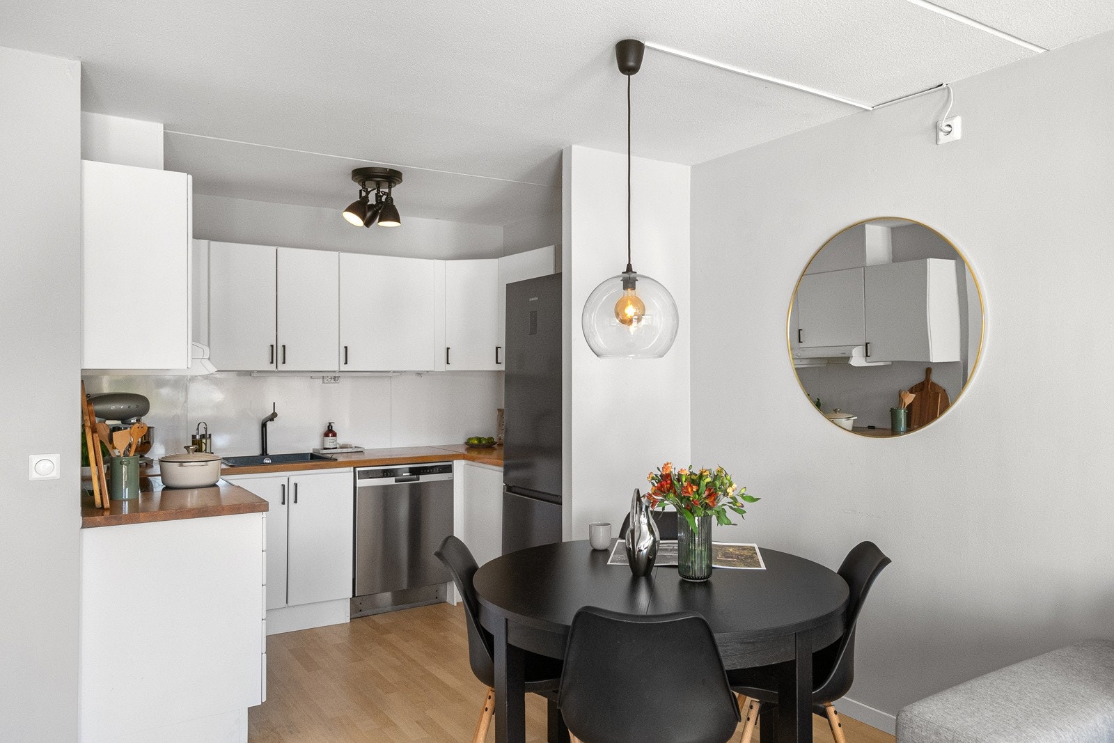 Her er det rikelig med sitteplasser for å invitere familie og venner til et hyggelig middagsmåltid. Galleribilde