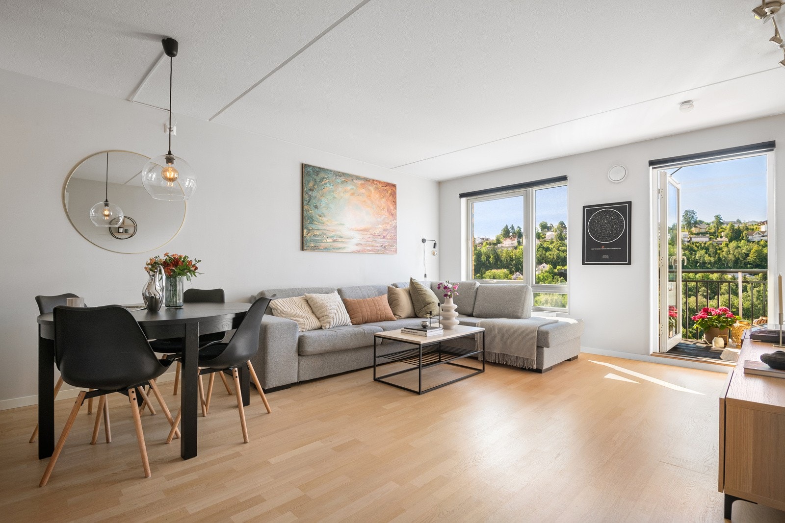 Sonja Damcevski Johansen v/Proaktiv Properties har gleden av å presentere Etterstadkroken 7 F - En lys og pen 2-roms i 5.etg. med solrik balkong i et skjermet og rolig boligområde, sentralt i Oslo! Galleribilde