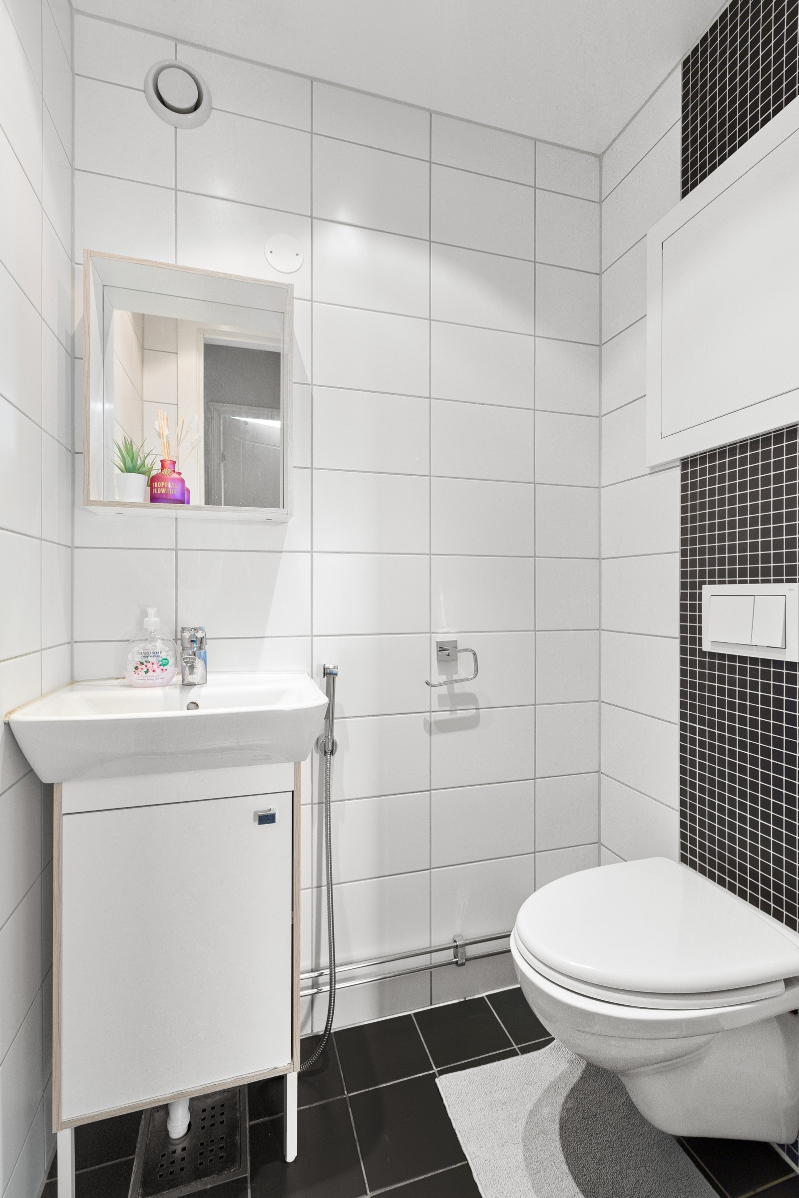 Lyst bad med vegghengt toalett. Galleribilde