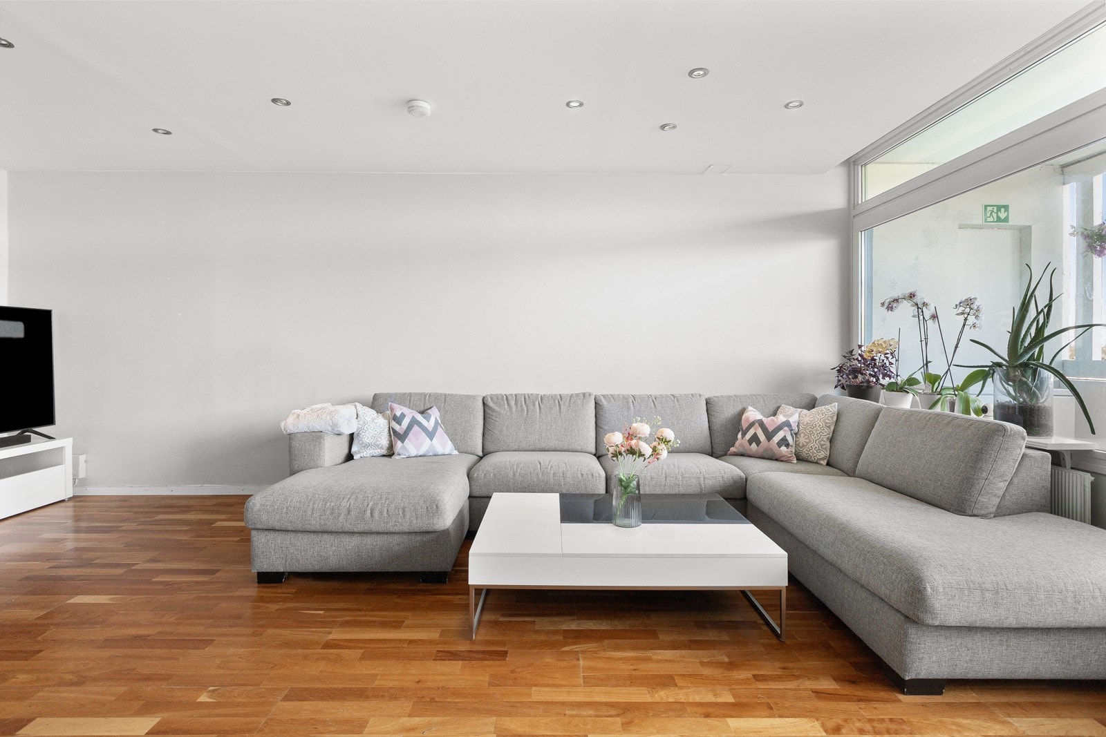 God plass til stor sofa som passer perfekt til sosiale sammenkomster! Galleribilde