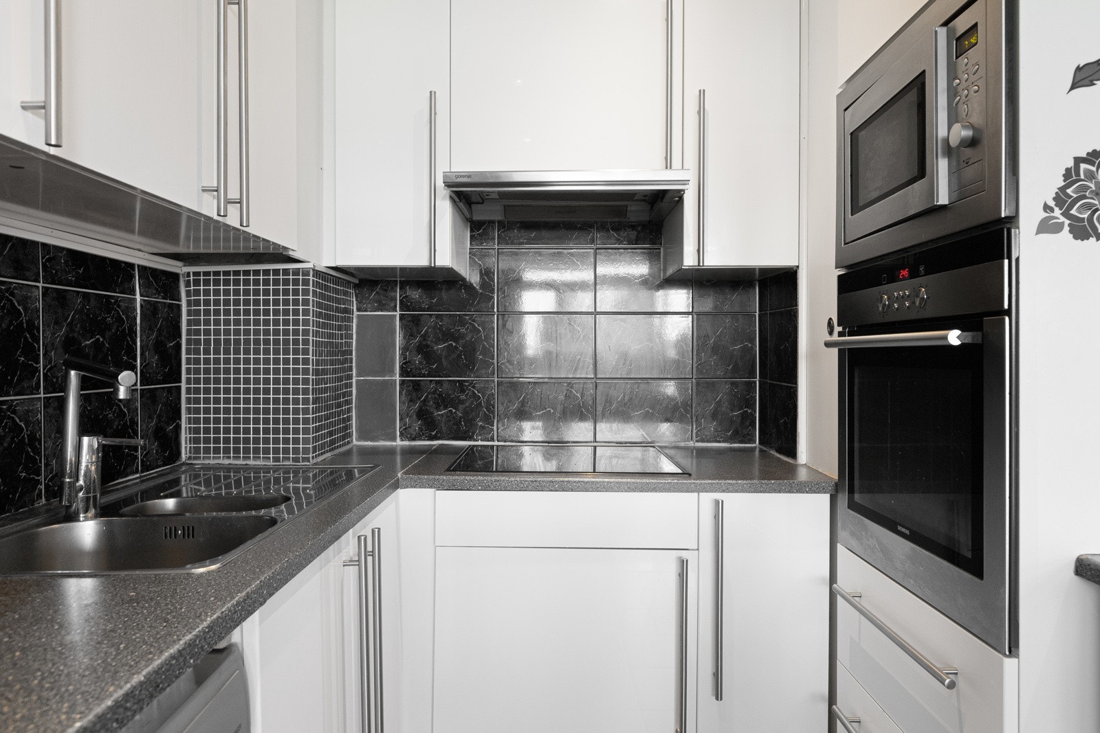 Kjøkken med integrert stekeovn og mikrobølgeovn Galleribilde