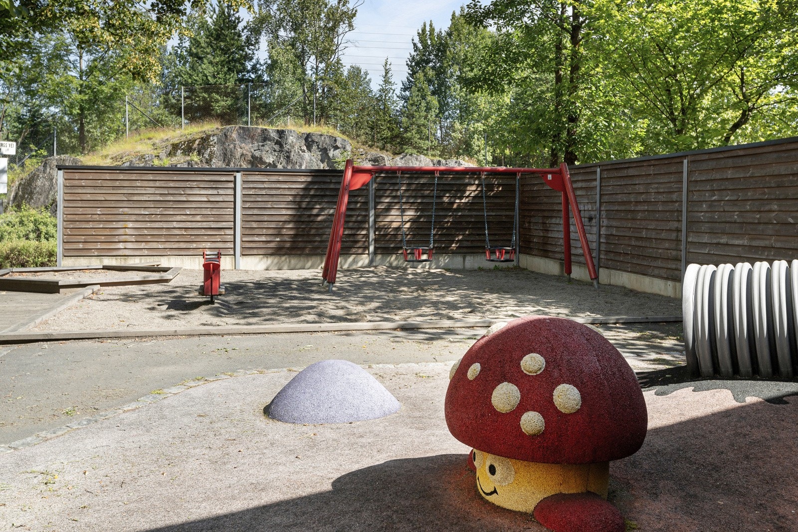 Lekeplass som de minste i nabolaget benytter seg av. Galleribilde