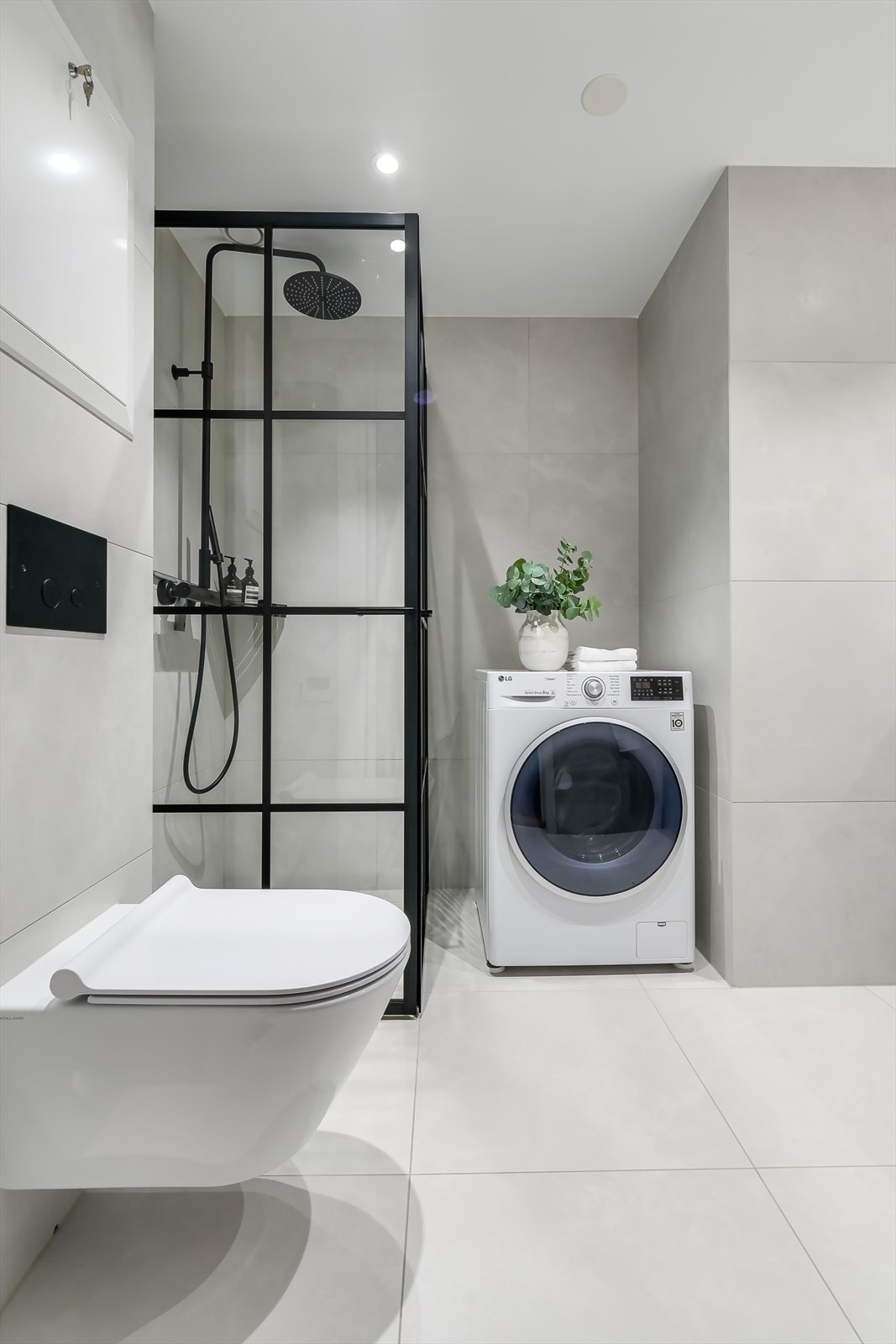 Badet har tidsriktige fliser og lekre fargevalg. Galleribilde