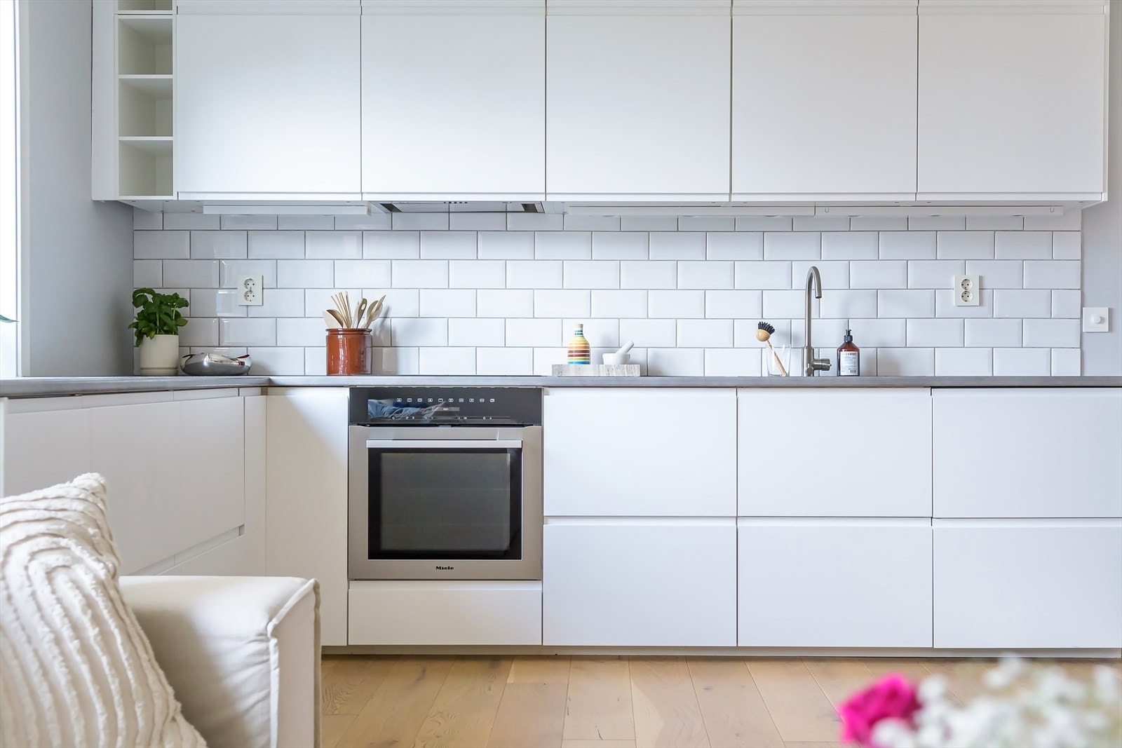 Det er rikelig med skap og benkeplass for oppbevaring og matlaging. Galleribilde