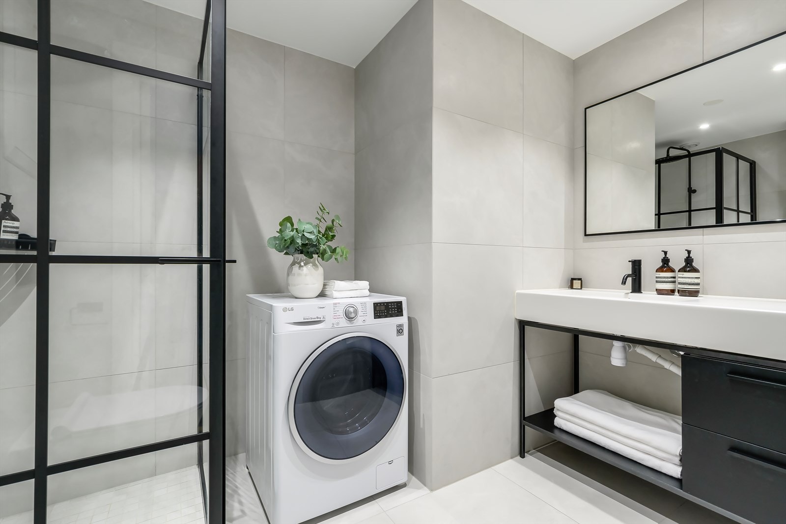 Lekkert flislagt bad fra 2019 med fliser fra Italienske Refin Ceramiche og elektrisk gulvvarme. Galleribilde