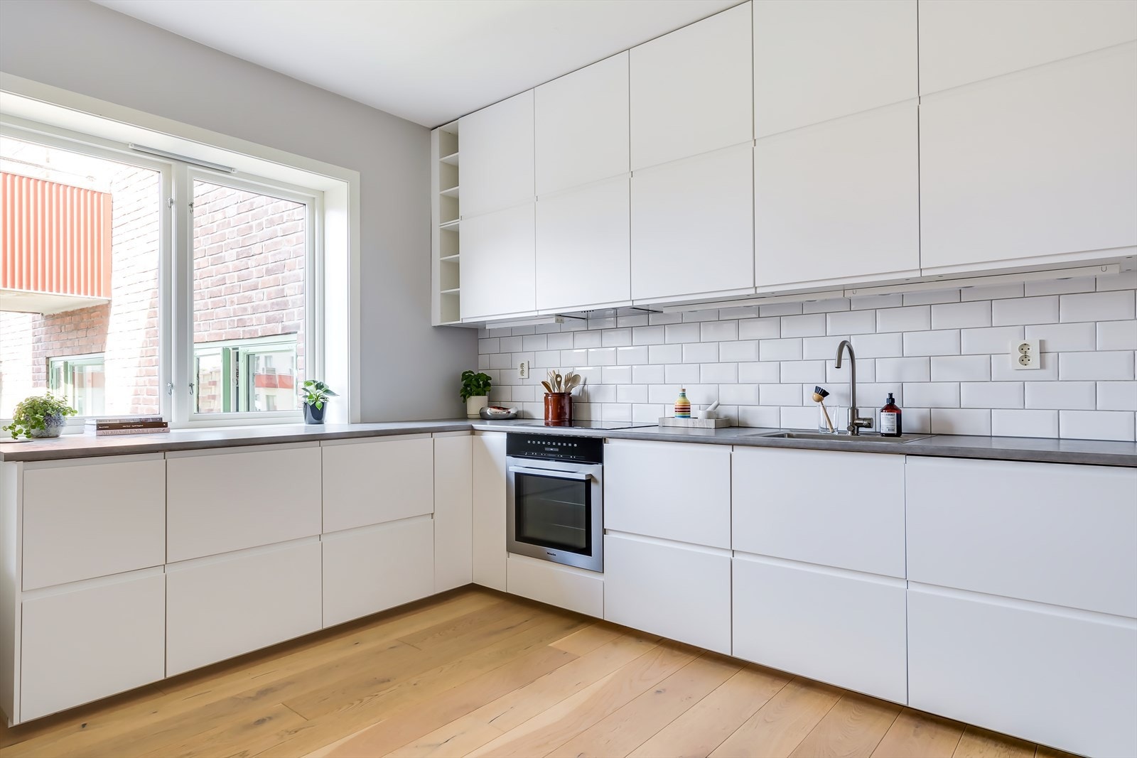 Hele leiligheten holder en gjennomgående standard med bad fra 2019 og kjøkken fra 2015. Galleribilde