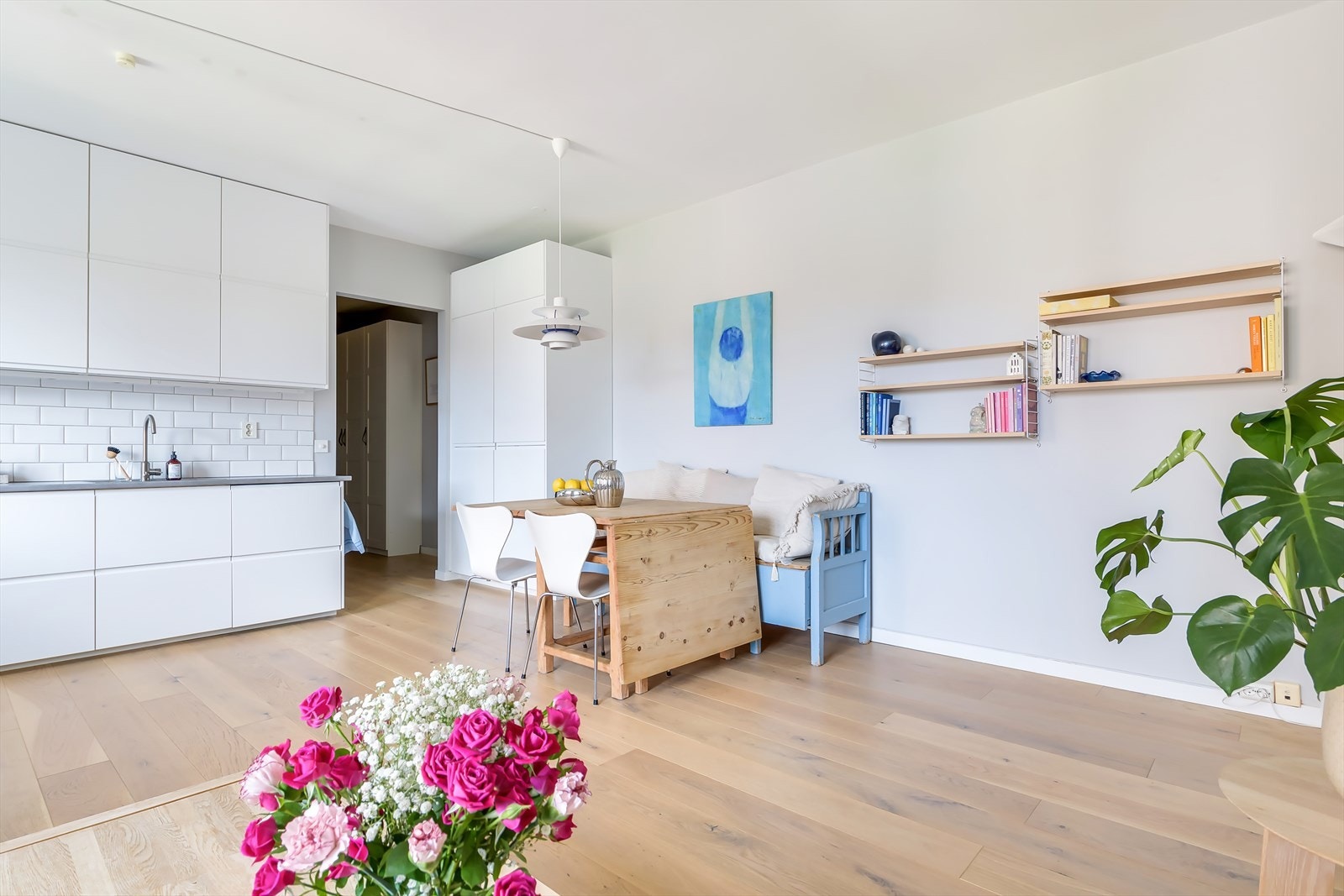 Kjøkkenet er velutstyrt med integrert stekeovn fra Miele, platetopp fra AEG, oppvaskmaskin fra IKEA, fryseskap og kjøleskap. Stekeovn og platetopp er nye april 2024. Galleribilde