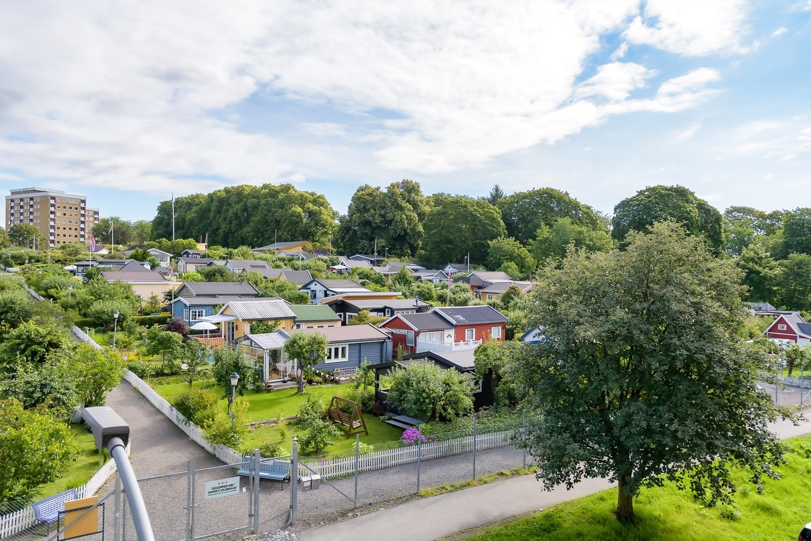 Leiligheten har en fantastisk, tilbaketrukket beliggenhet i et populært borettslag med utsyn over Hjemmets kolonihage. Galleribilde