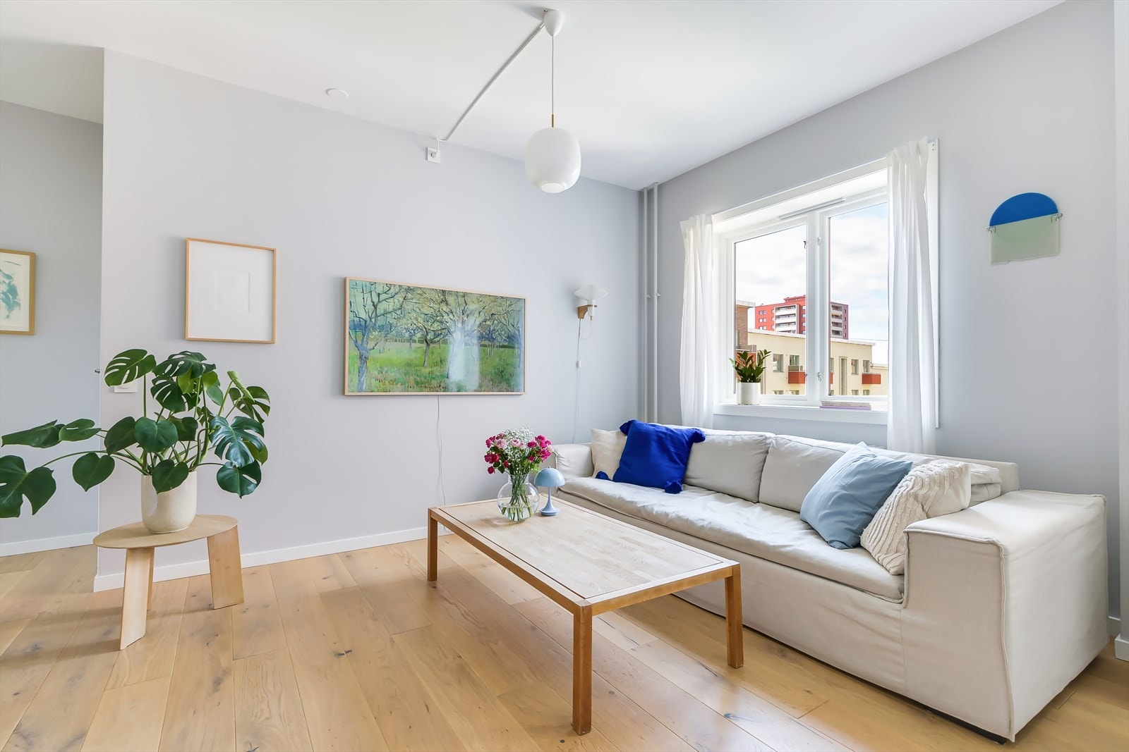 Delikat stue med en god planløsning hvor det er plass til sofa, tv-møbler, spisebord og annet ønsket møblement. Galleribilde