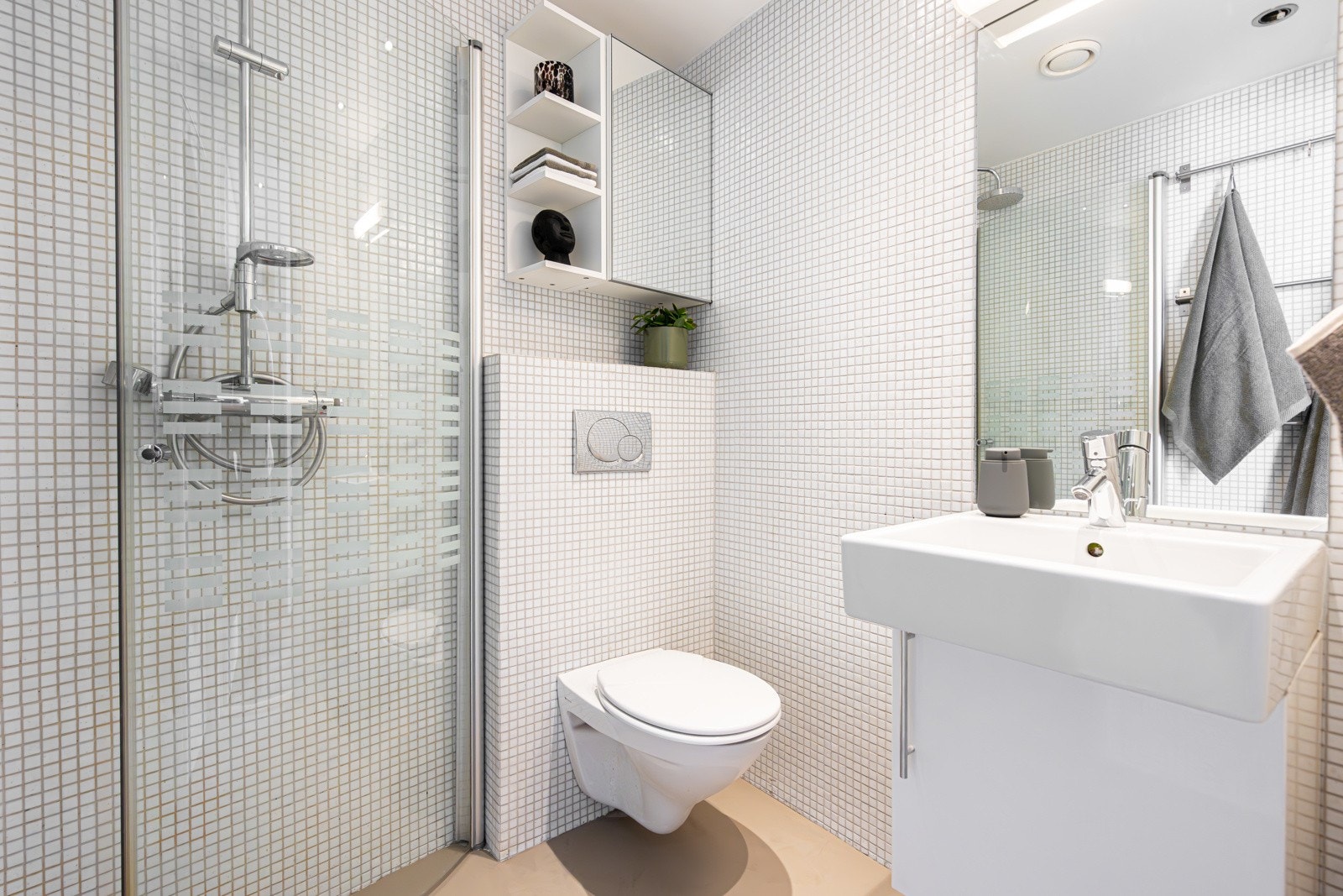 Stilrent baderom fra 2007, senest oppgradert i 2024 med mikrosement på gulv. Galleribilde