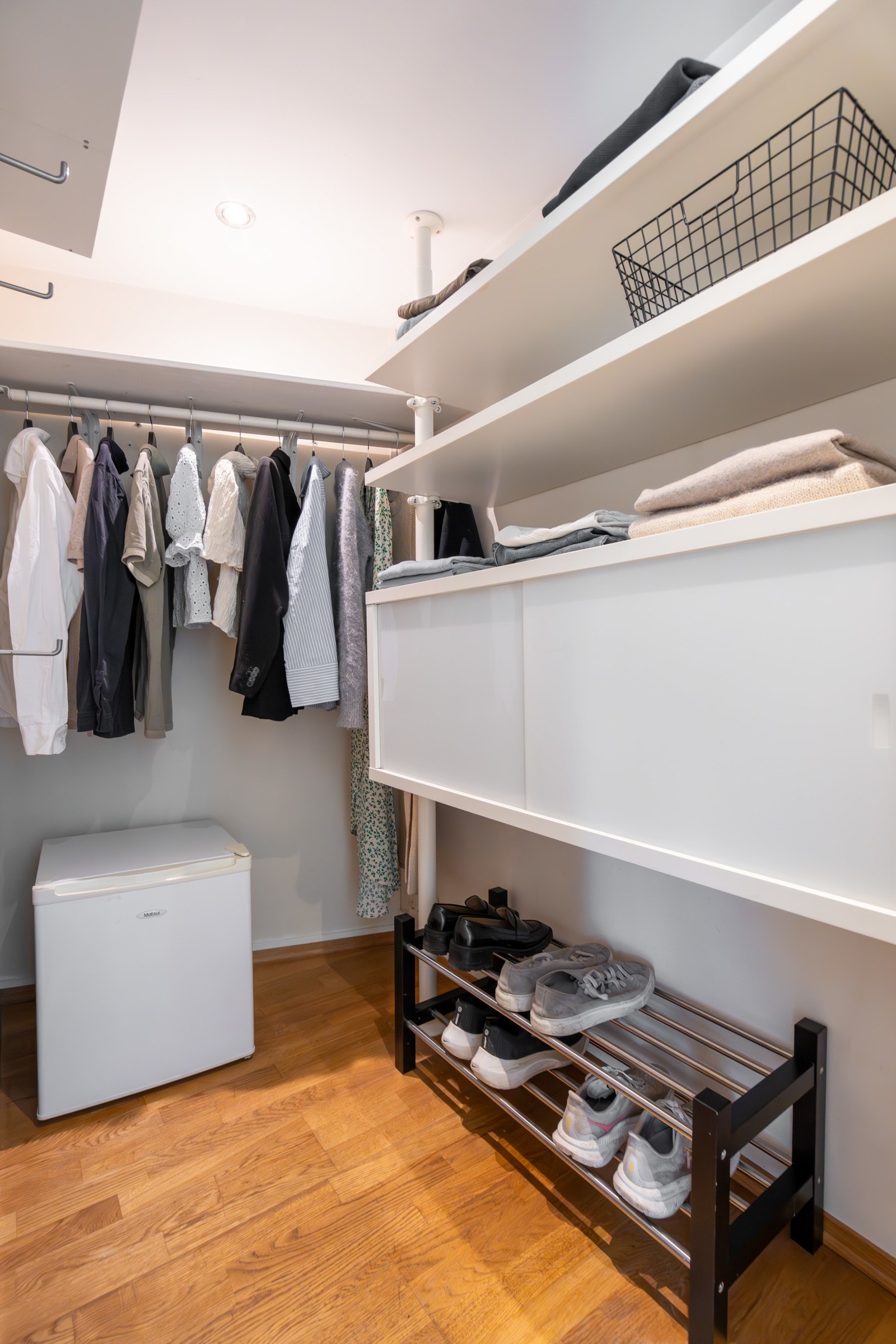 Praktisk og romslig walk-in garderobe ved entré. Med leiligheten følger også bod i kjeller på 4 m2. Galleribilde