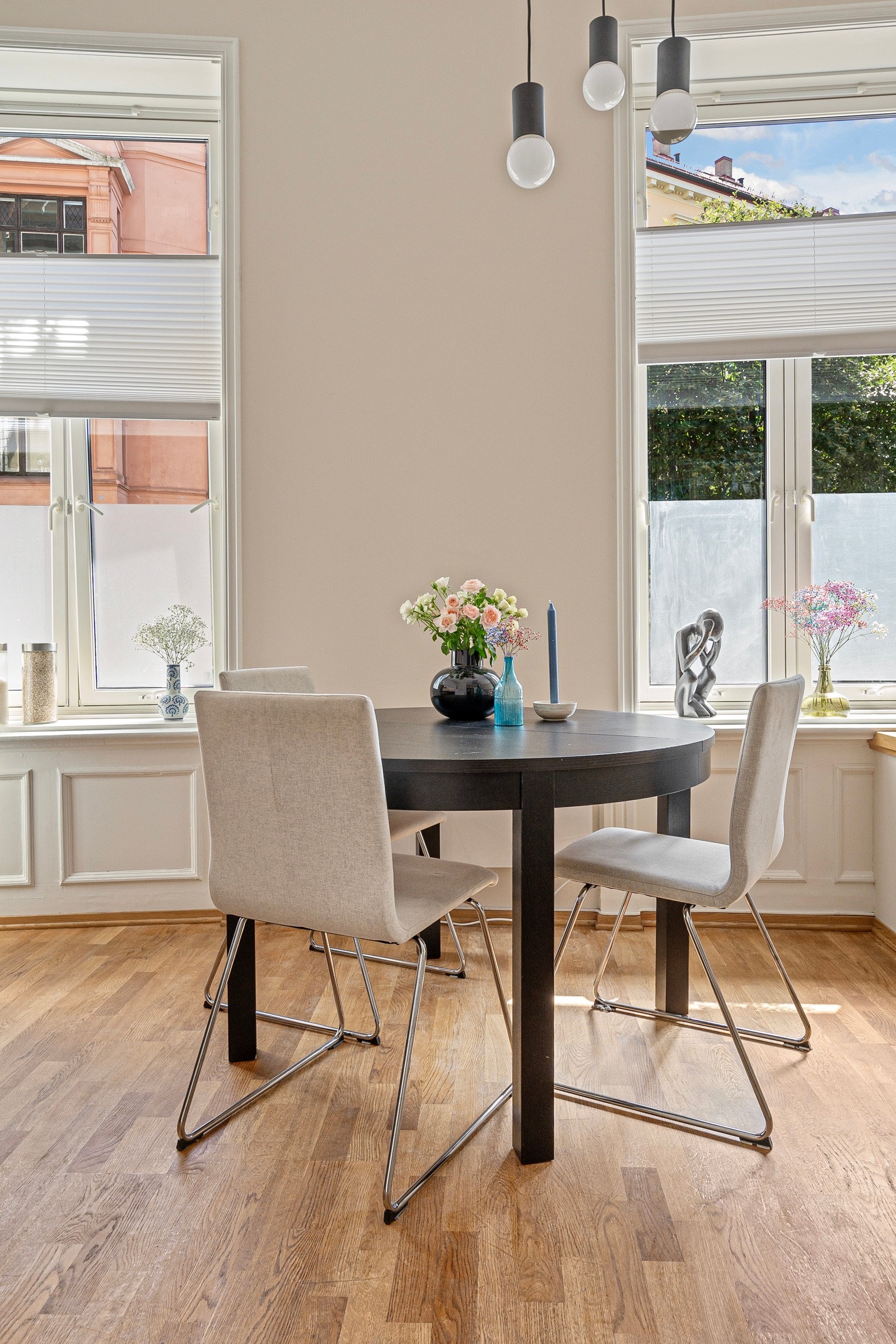 Leiligheten ligger i en høy 1. etasje uten direkte innsyn og med store vindusflater som slipper inn mye dagslys. Galleribilde