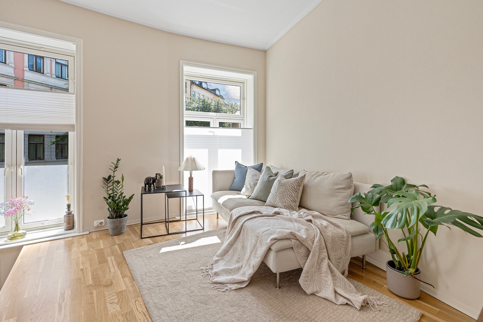 Lys og innbydende stue med god plass til sofa, spisestue og tilhørende møblement. Galleribilde