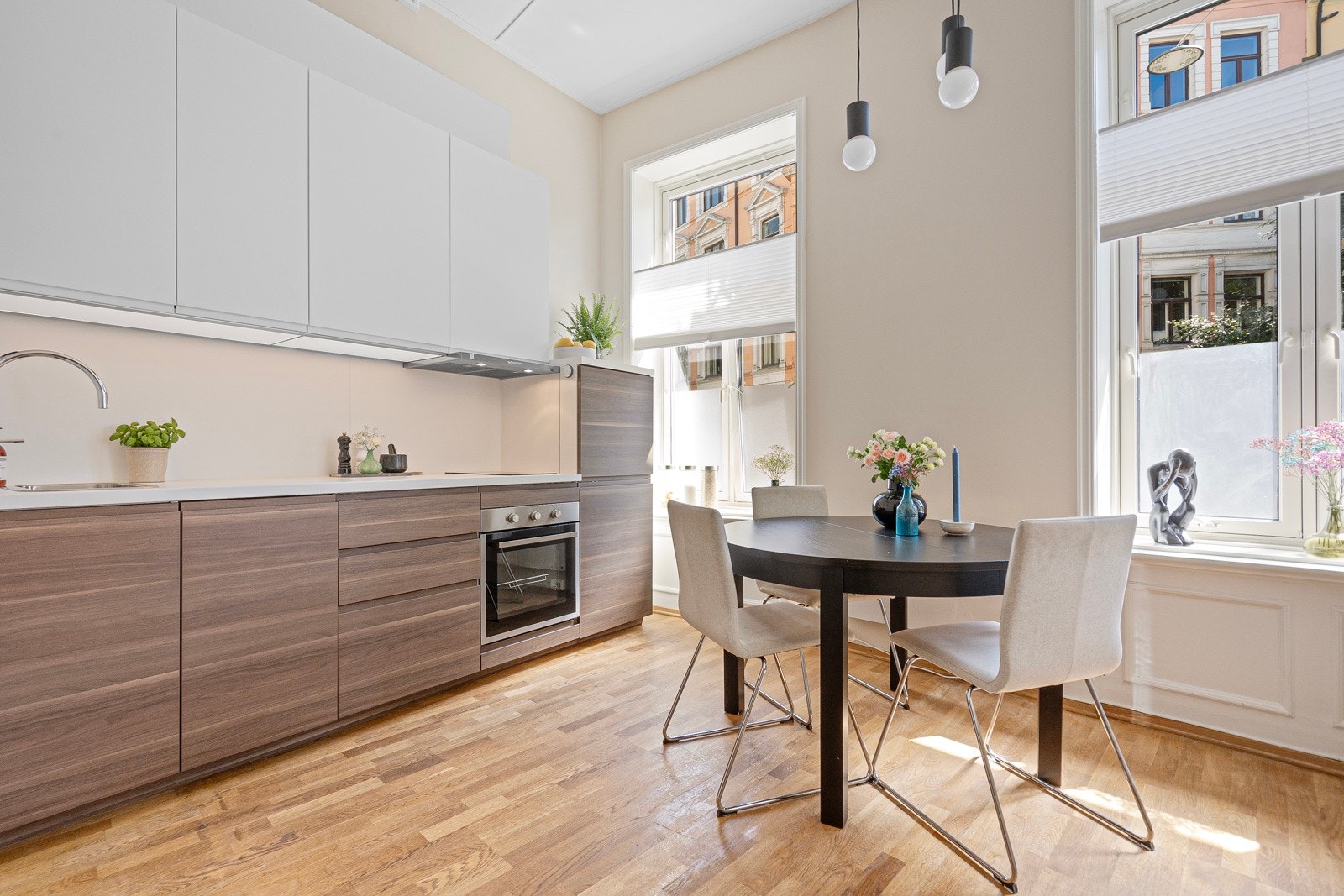 Lys og lekker leilighet i klassisk og godt vedlikeholdt 1890-gård. Sentral og ettertraktet beliggenhet på St. Hanshaugen med gangavstand til alt. Galleribilde