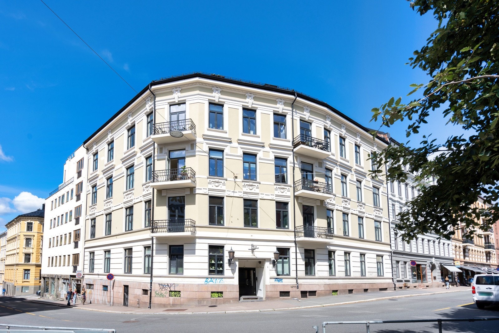 Vakker bygård, rehabilitert i 2005/2006. Fasade er senest renovert i 2015/16. Galleribilde