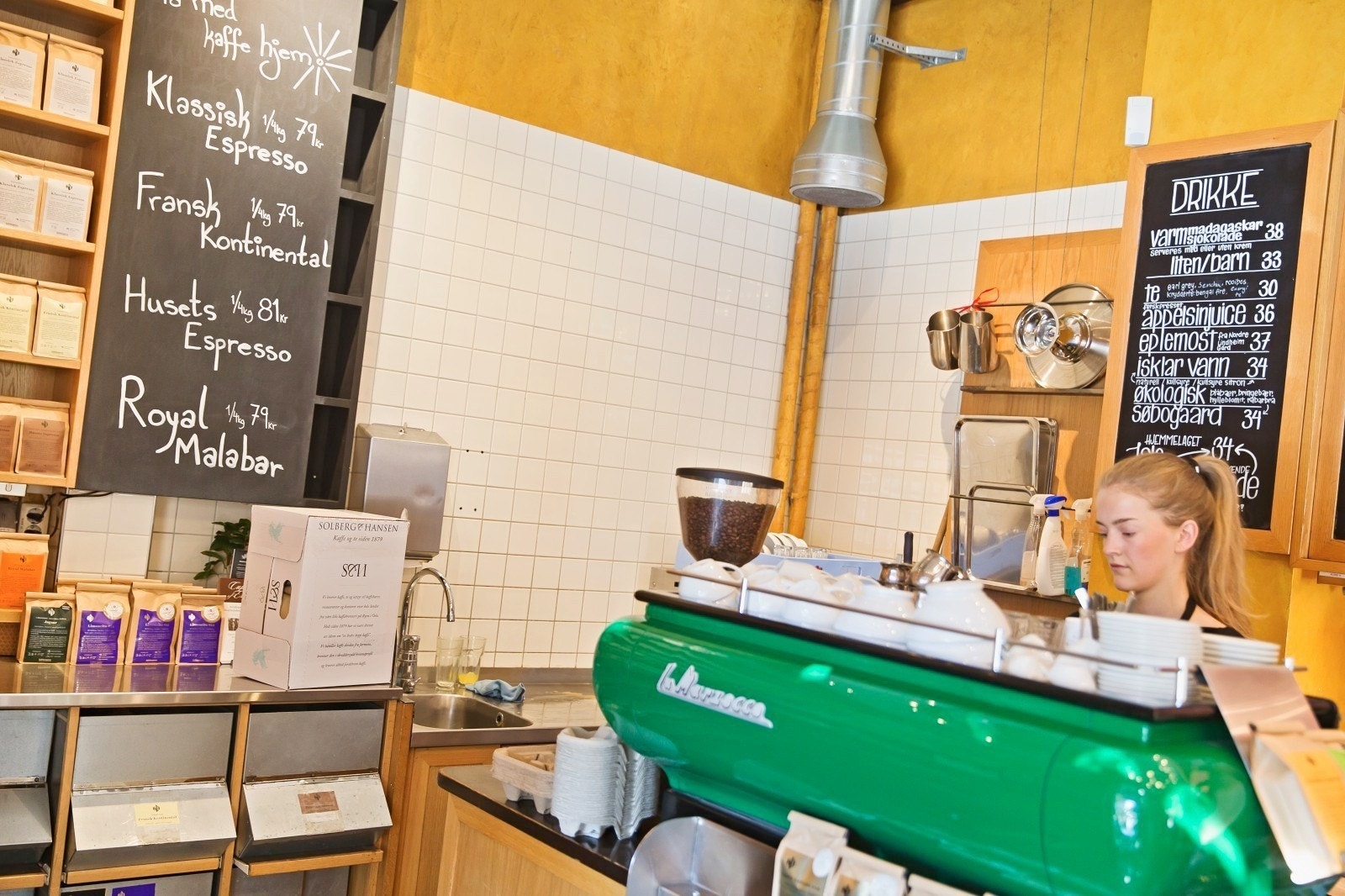 Et rikt utvalg av hyggelige caféer og spisesteder rett utenfor døren. Galleribilde