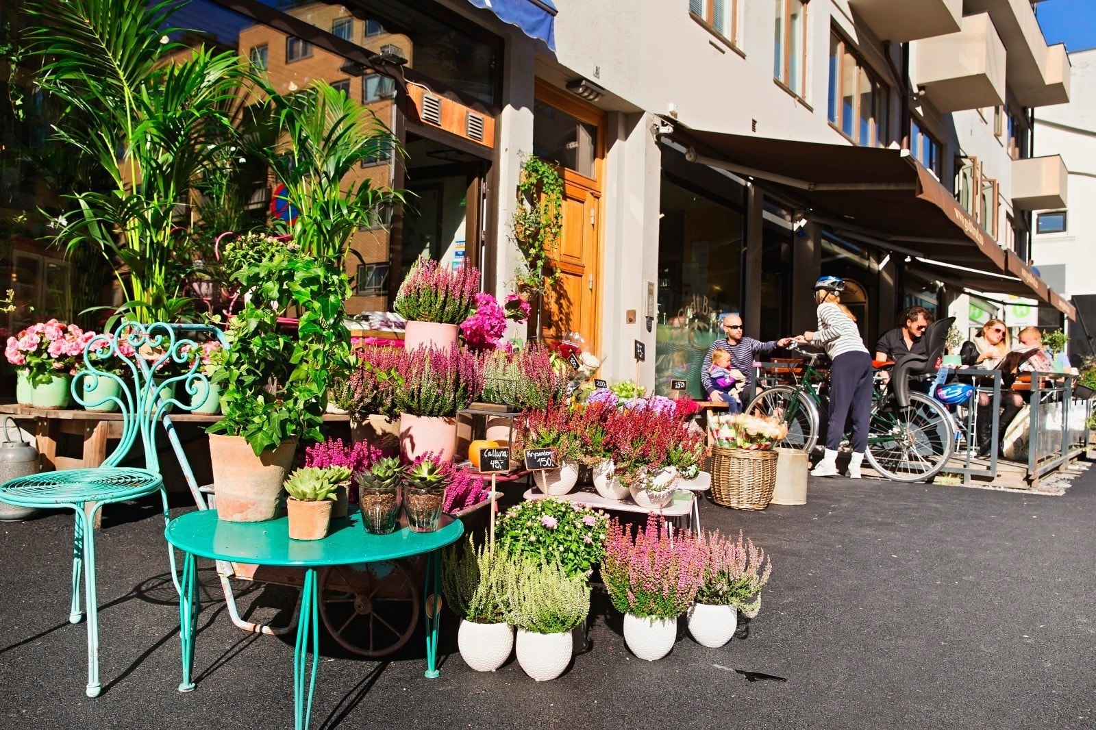 Thereses gate ligger rett utenfor døren og har både spisesteder, Vinmonopol, matvarebutikker, frisør, apotek, blomsterforhandler, m.m. Galleribilde