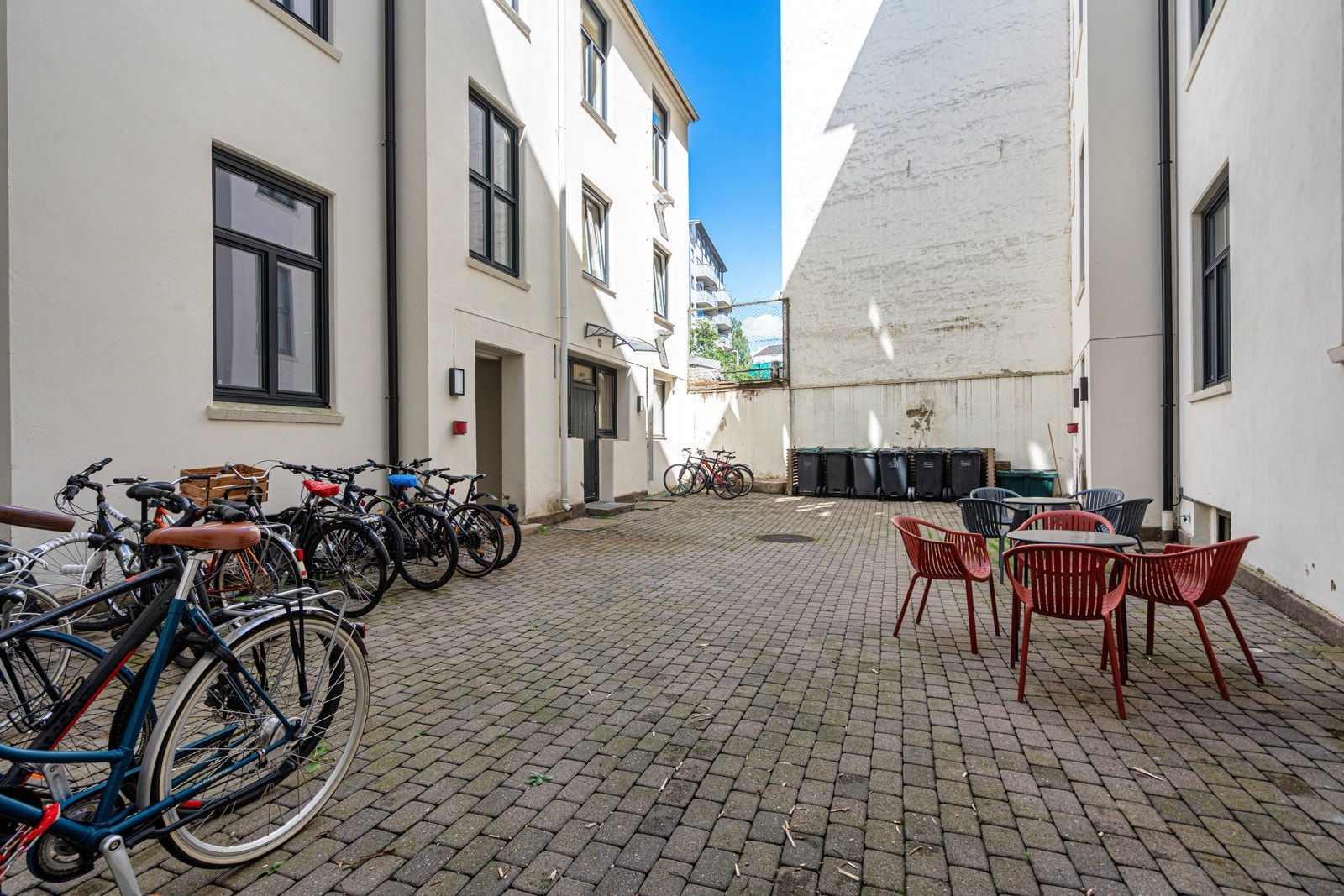 Koselig bakgård med sykkelparkering og sittegruppe. Galleribilde