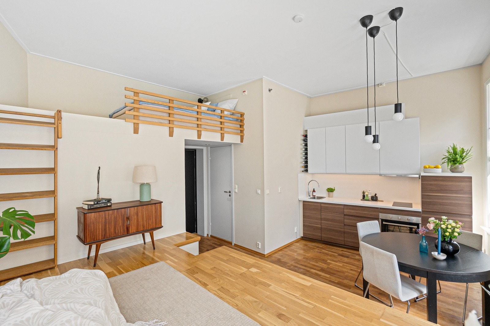 Lekkert kjøkken fra 2019 i åpen løsning. Galleribilde